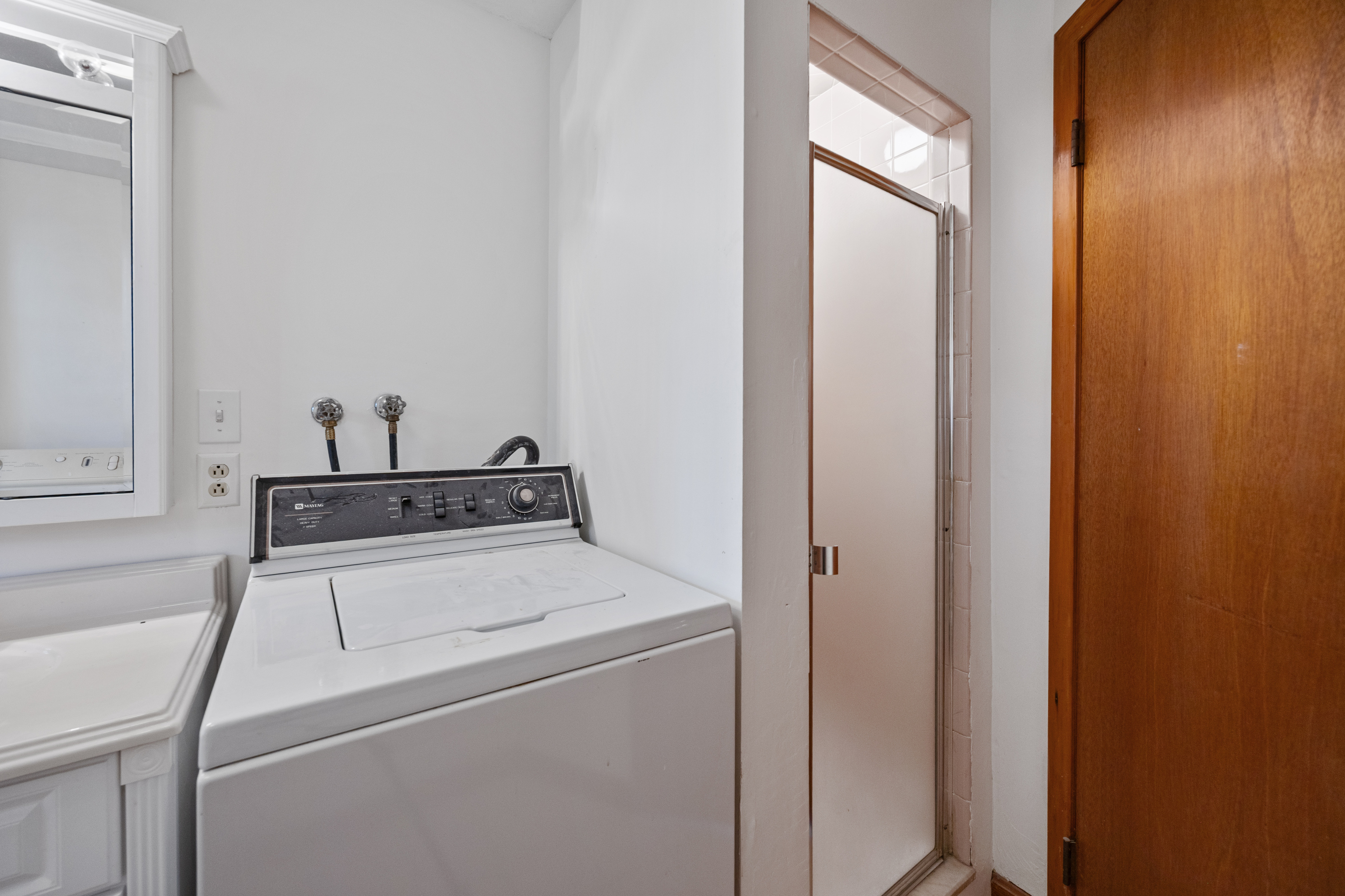 Wethersfield, Connecticut 06109, United States, 3 Bedrooms Bedrooms, ,2 BathroomsBathrooms,Residential,Active,242027