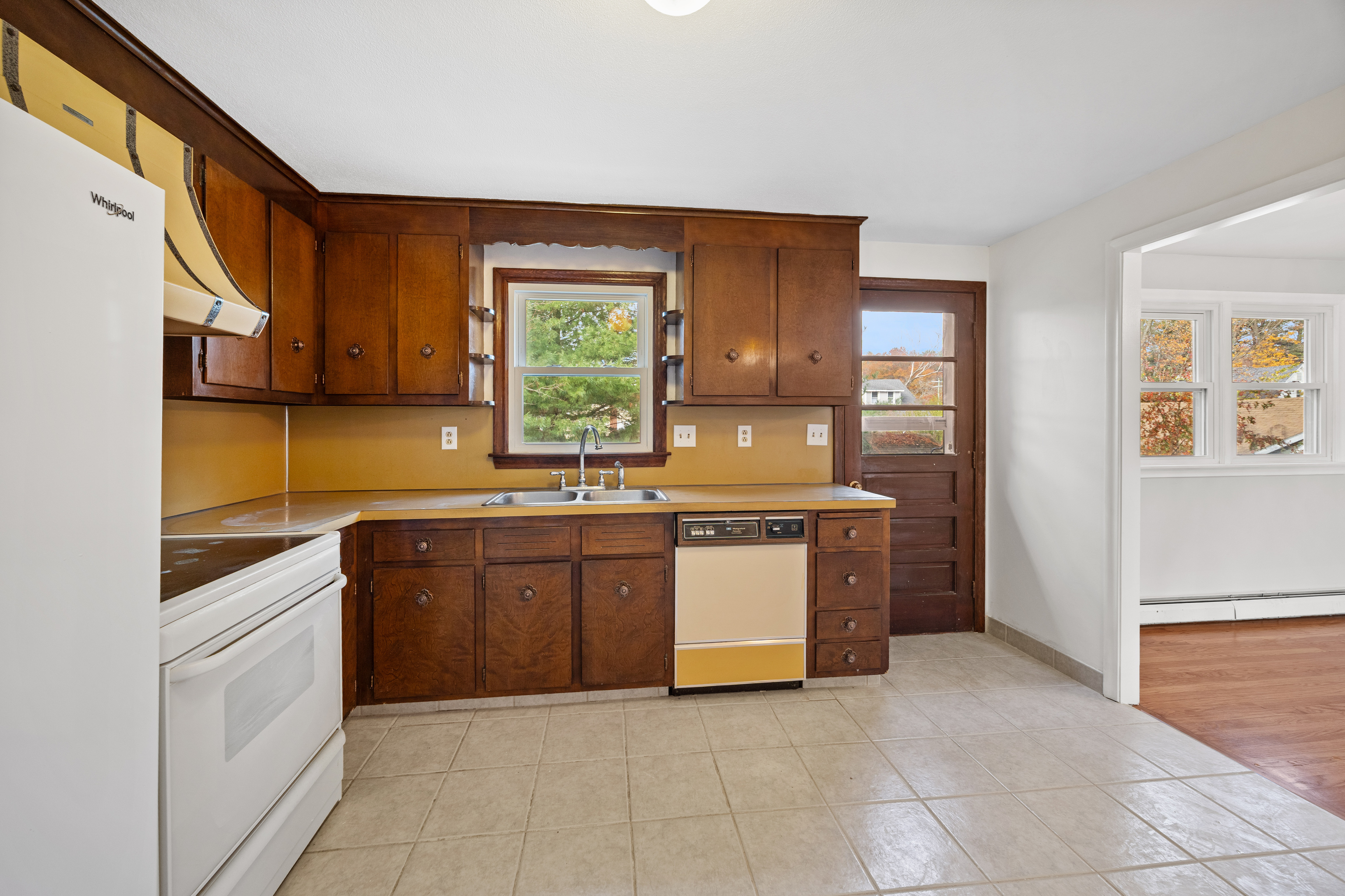 Wethersfield, Connecticut 06109, United States, 3 Bedrooms Bedrooms, ,2 BathroomsBathrooms,Residential,Active,242027