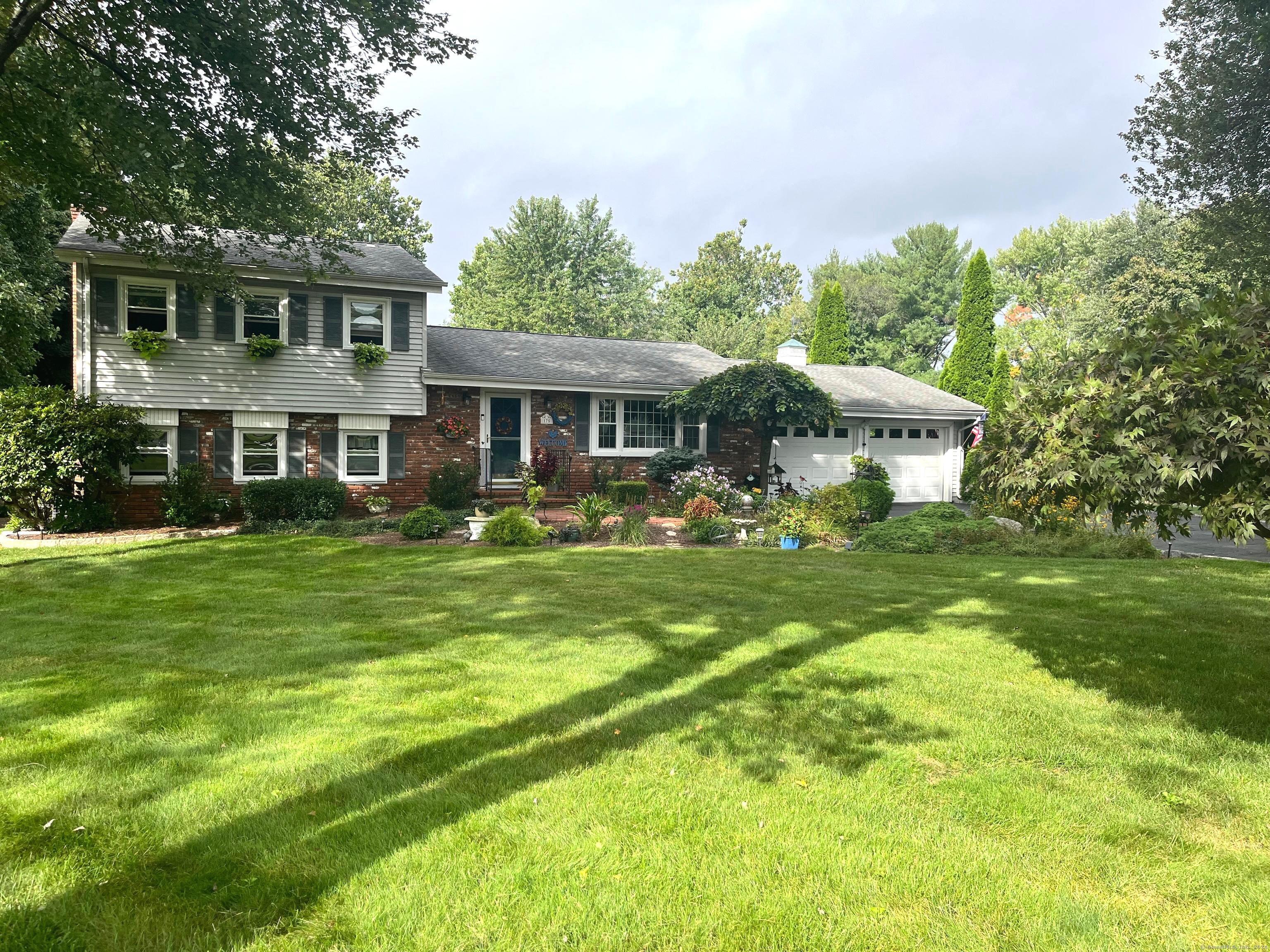 View Trumbull, CT 06611 house