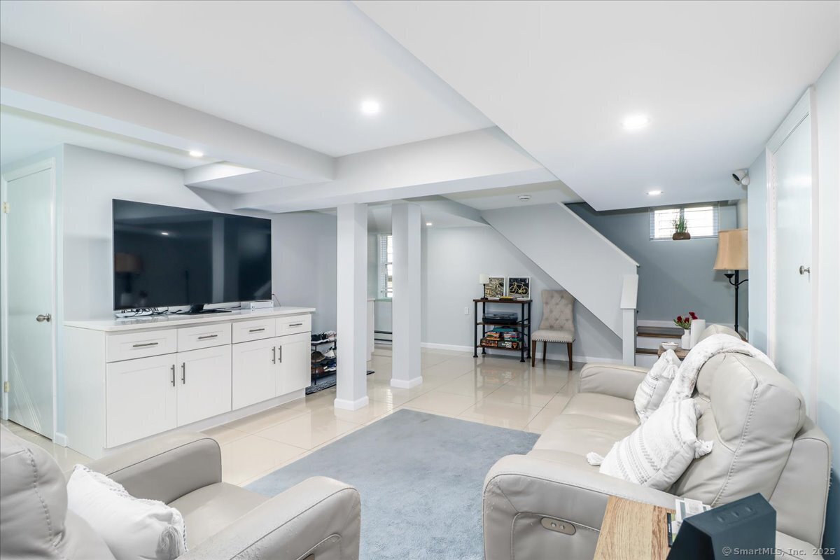 Stamford, Connecticut 06902, United States, 5 Bedrooms Bedrooms, ,3 BathroomsBathrooms,Residential,Active,207375