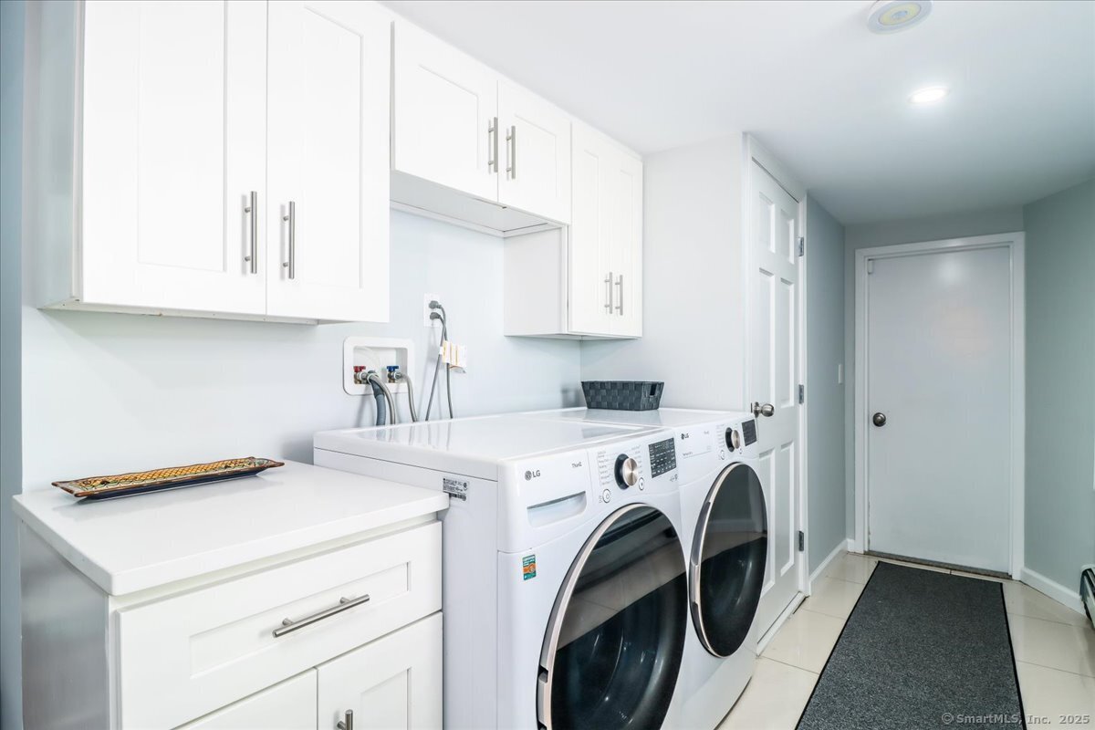 Stamford, Connecticut 06902, United States, 5 Bedrooms Bedrooms, ,3 BathroomsBathrooms,Residential,Active,207375