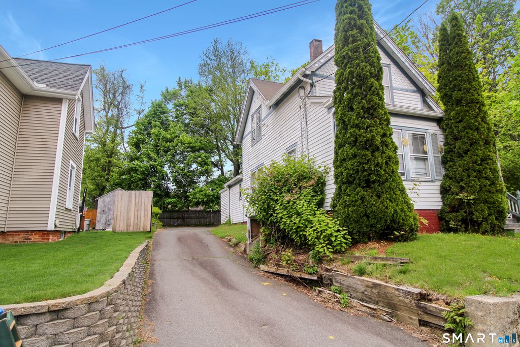 Photo of 32 Ingraham Place, Bristol, CT 06010 (MLS # 24175055)