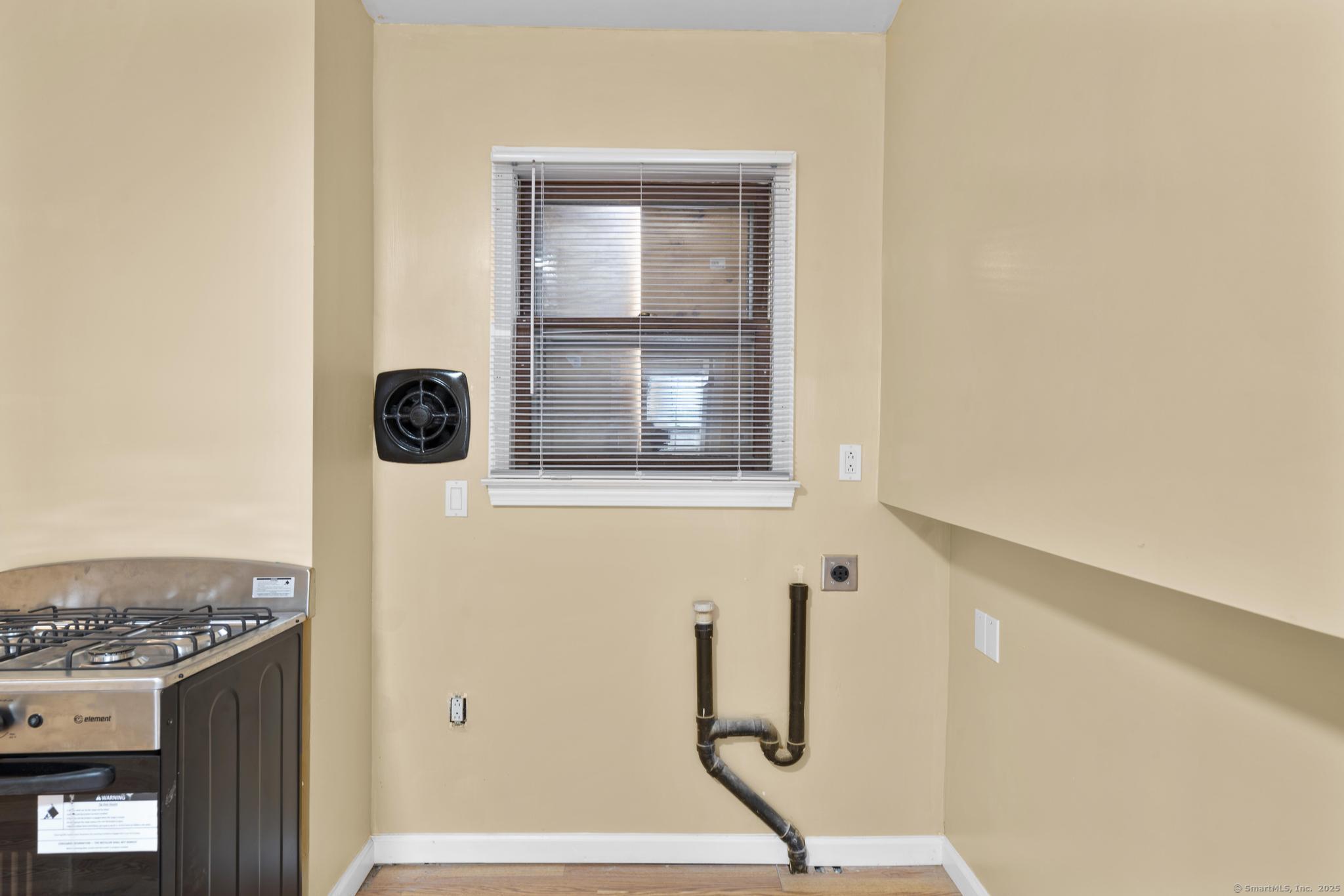 Hartford, Connecticut 06106, United States, 3 Bedrooms Bedrooms, ,3 BathroomsBathrooms,Residential,Active,195093