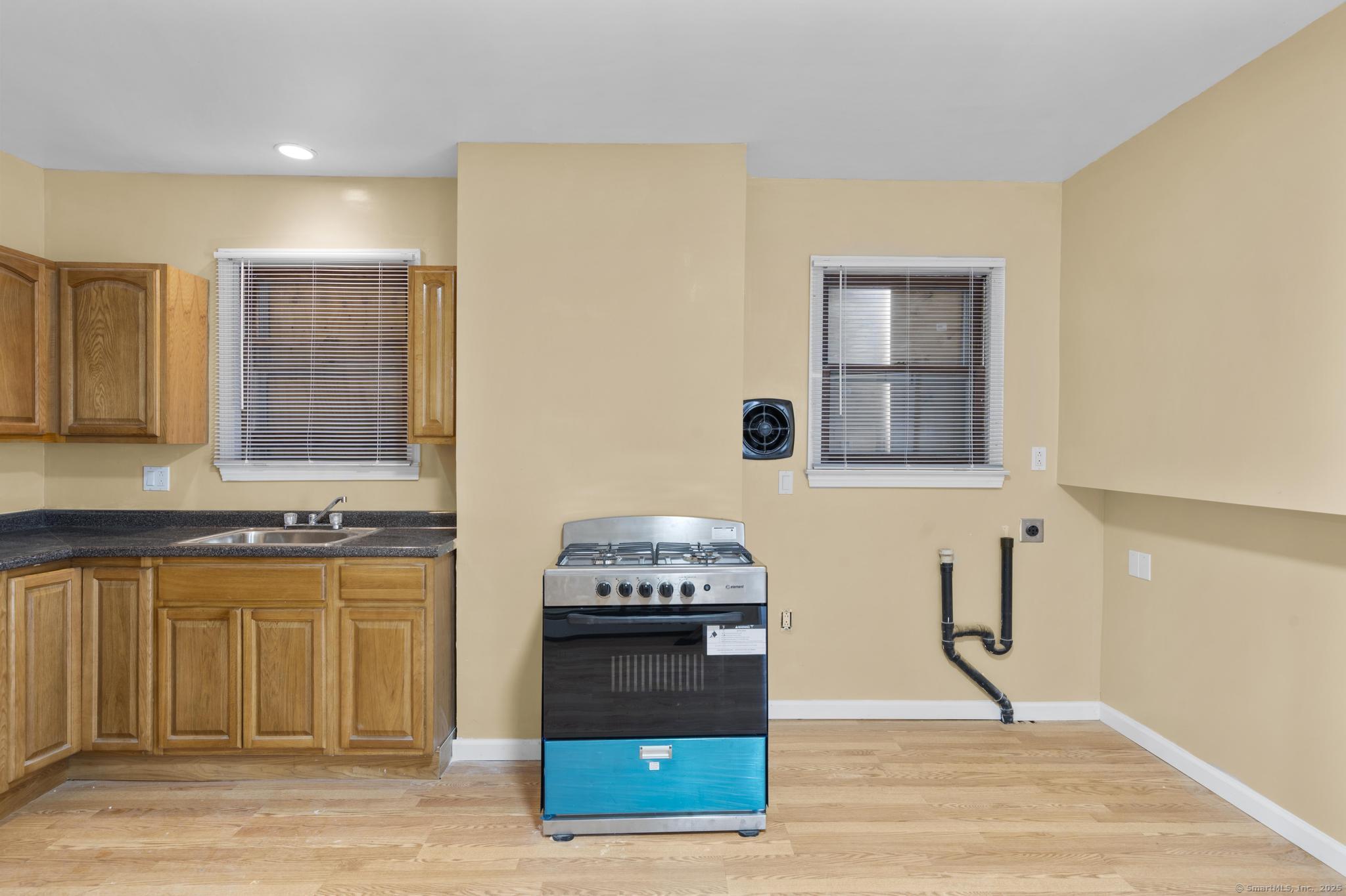 Hartford, Connecticut 06106, United States, 3 Bedrooms Bedrooms, ,3 BathroomsBathrooms,Residential,Active,195093