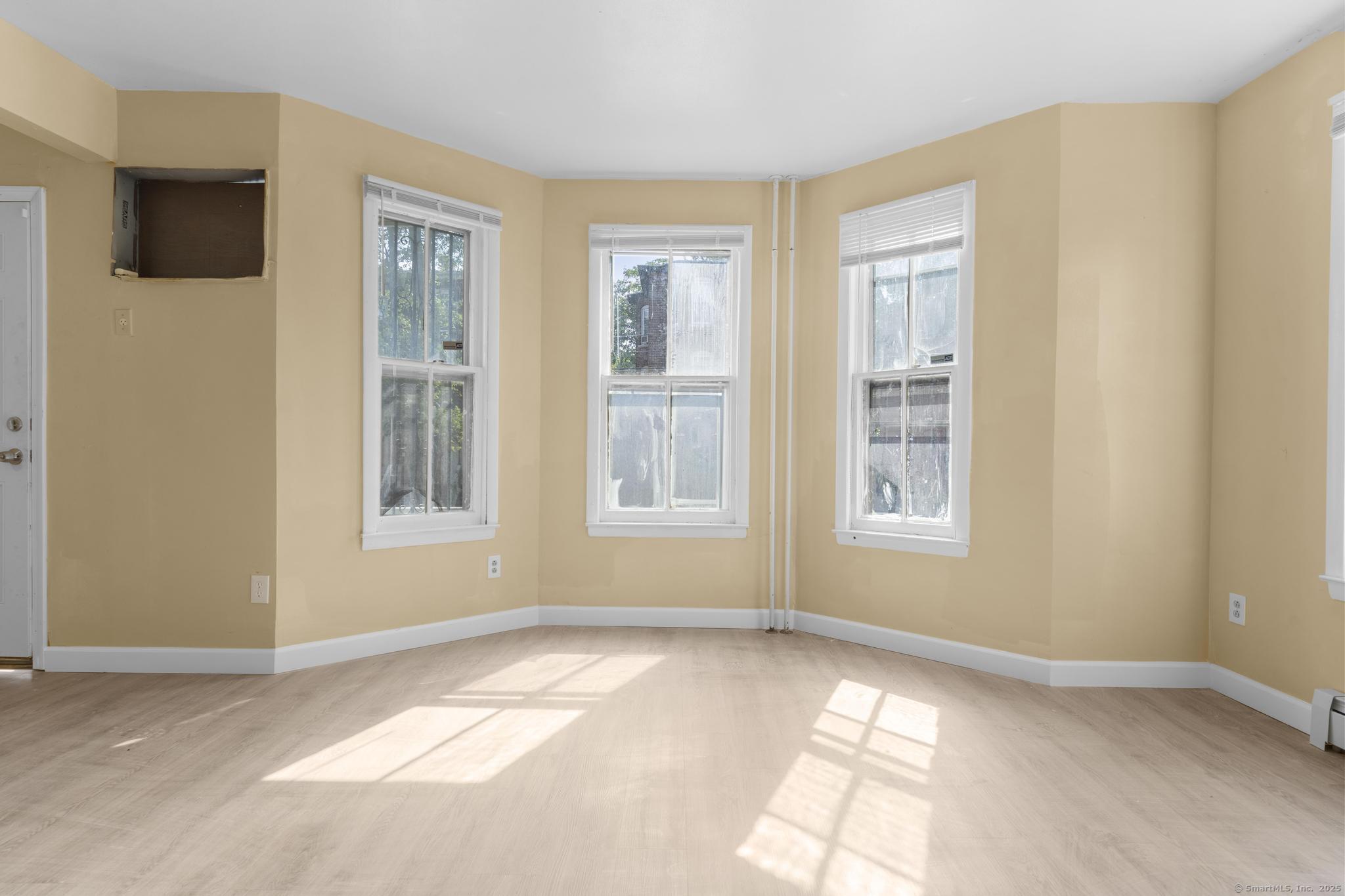 Hartford, Connecticut 06106, United States, 3 Bedrooms Bedrooms, ,3 BathroomsBathrooms,Residential,Active,195093