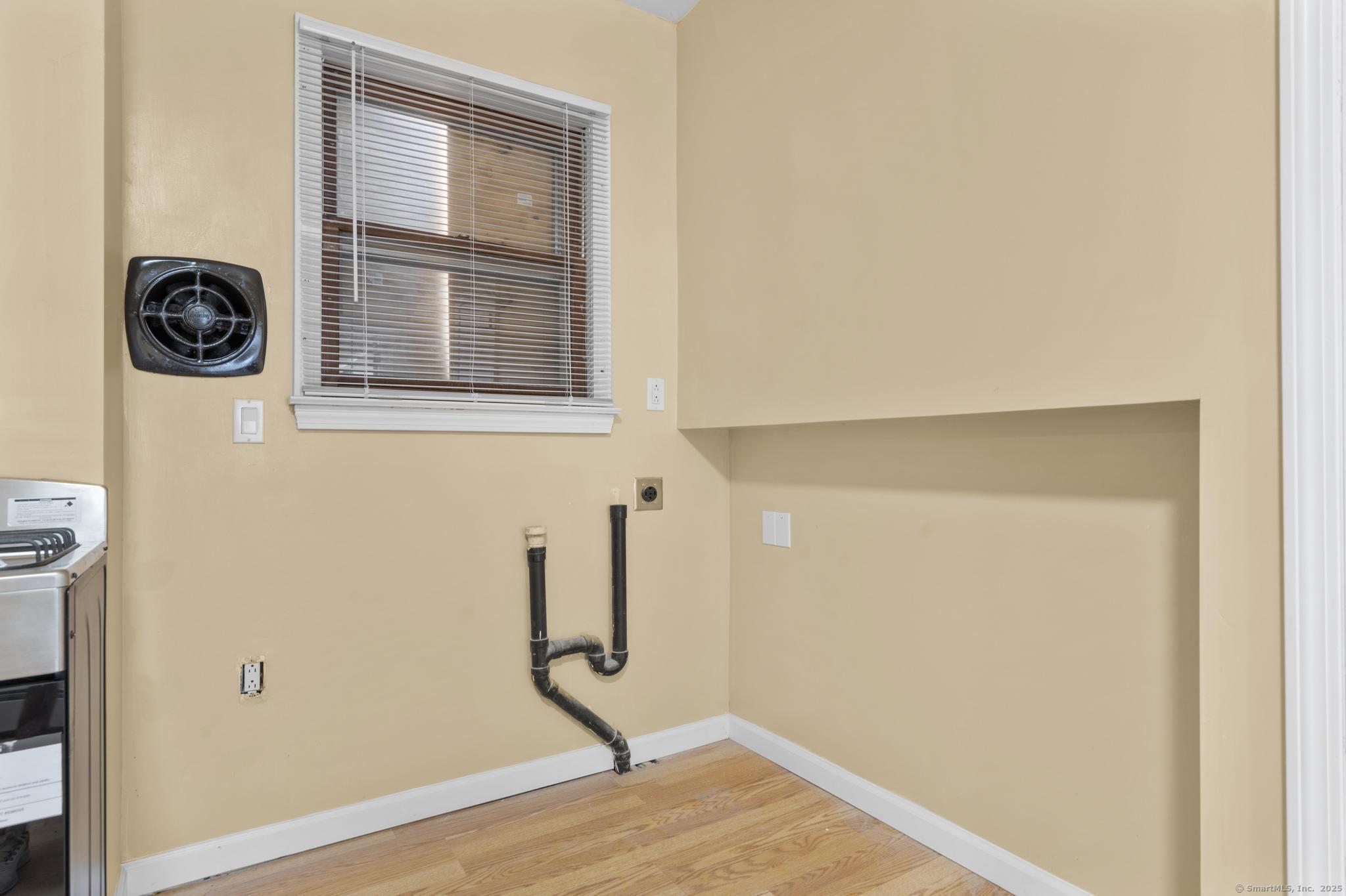 Hartford, Connecticut 06106, United States, 3 Bedrooms Bedrooms, ,3 BathroomsBathrooms,Residential,Active,195093