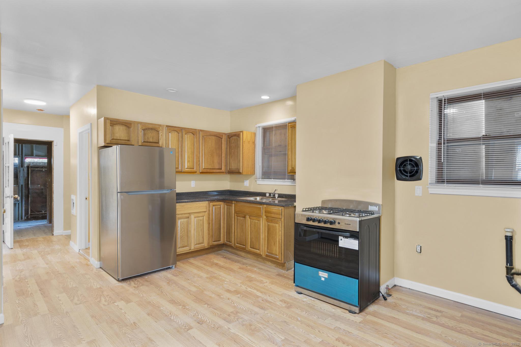 Hartford, Connecticut 06106, United States, 3 Bedrooms Bedrooms, ,3 BathroomsBathrooms,Residential,Active,195093