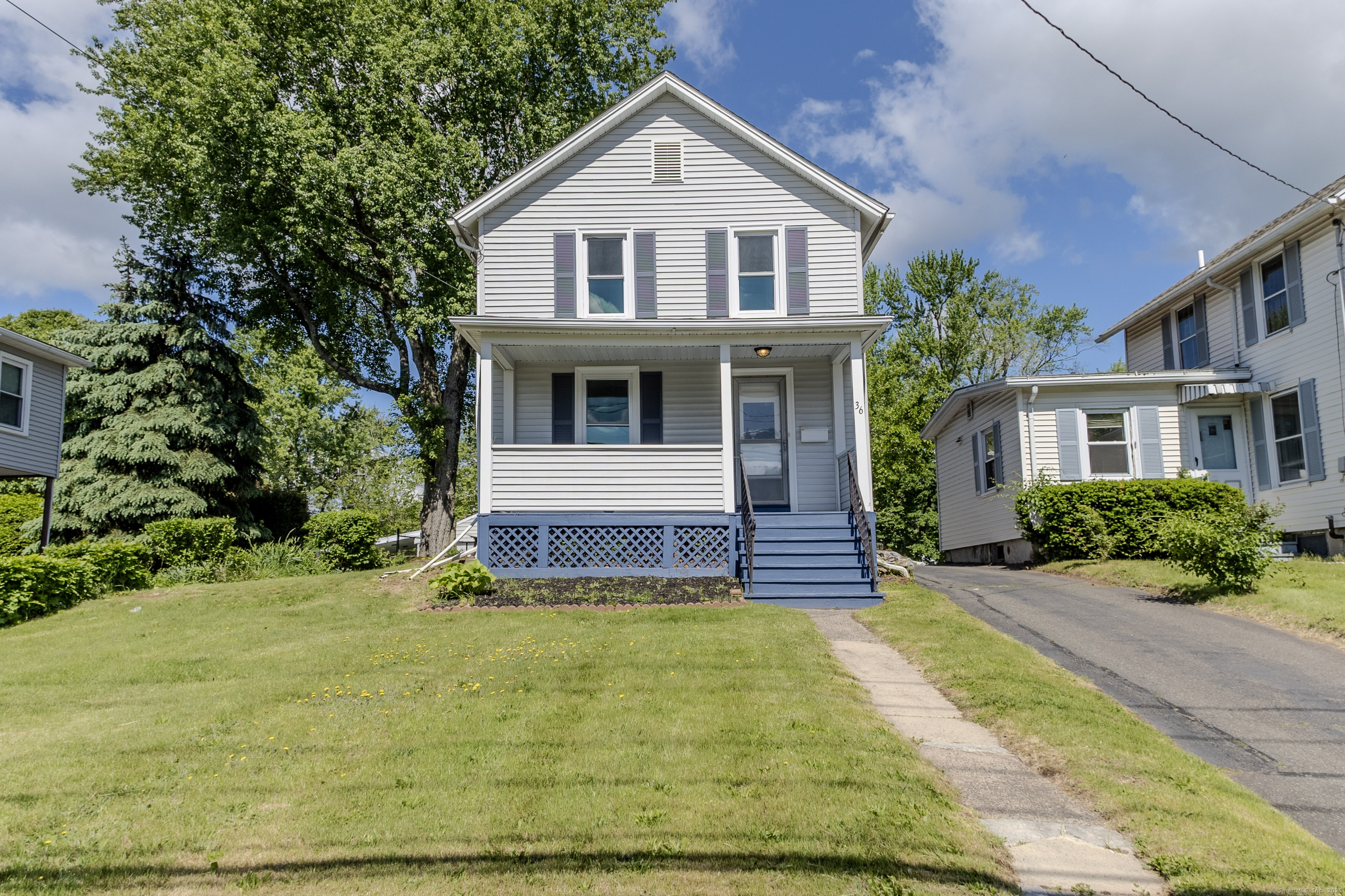Broad Street, Meriden, Connecticut - 2 Bedrooms  
2 Bathrooms  
4 Rooms - 