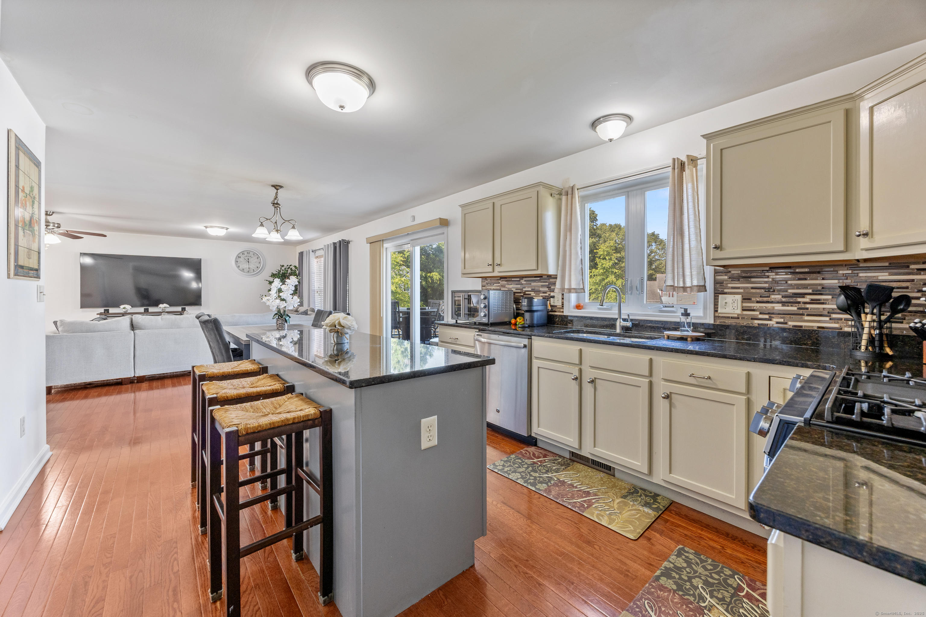 Meriden, Connecticut 06450, United States, 4 Bedrooms Bedrooms, ,3 BathroomsBathrooms,Residential,Pending,191856