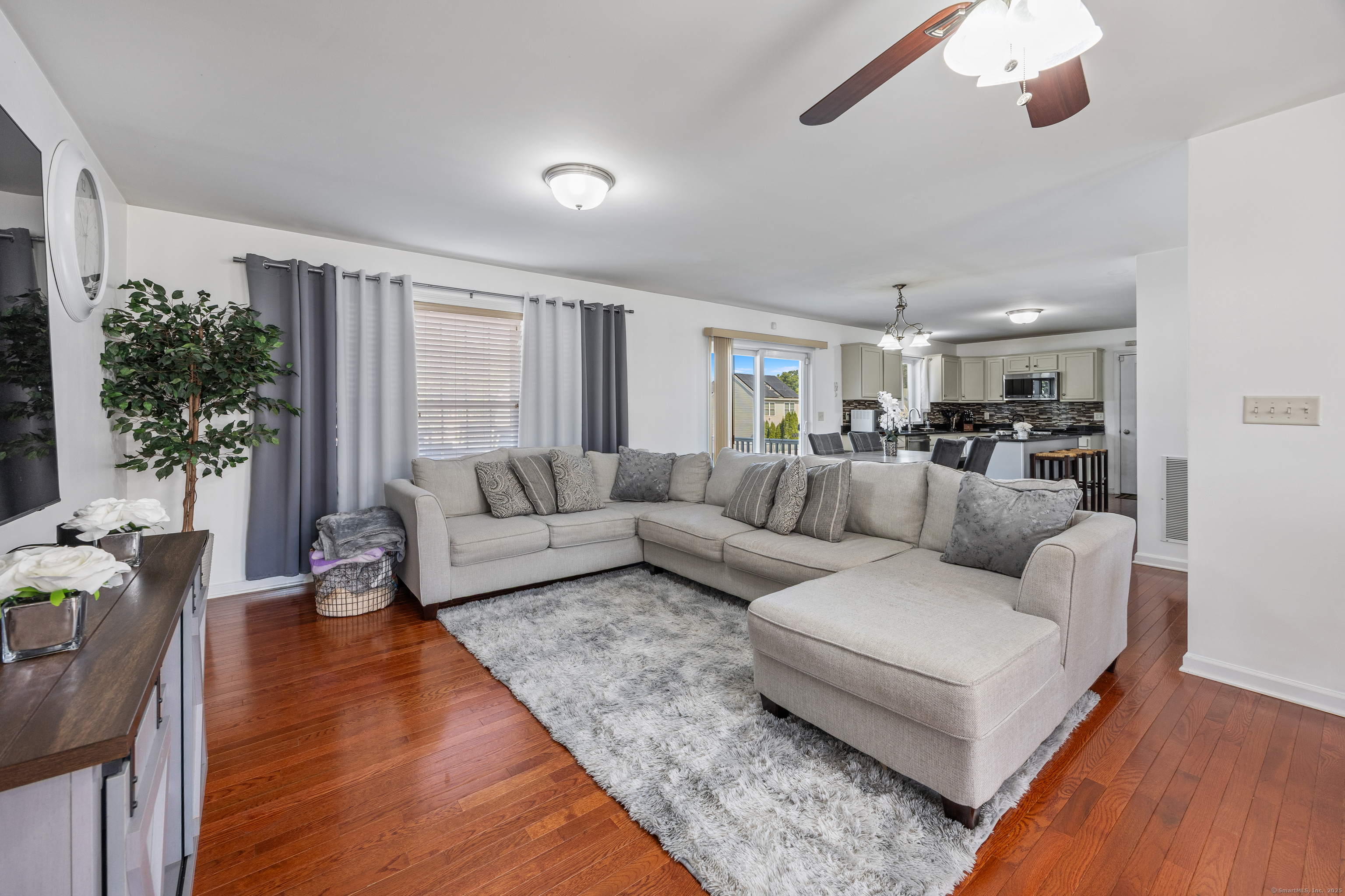 Meriden, Connecticut 06450, United States, 4 Bedrooms Bedrooms, ,3 BathroomsBathrooms,Residential,Pending,191856