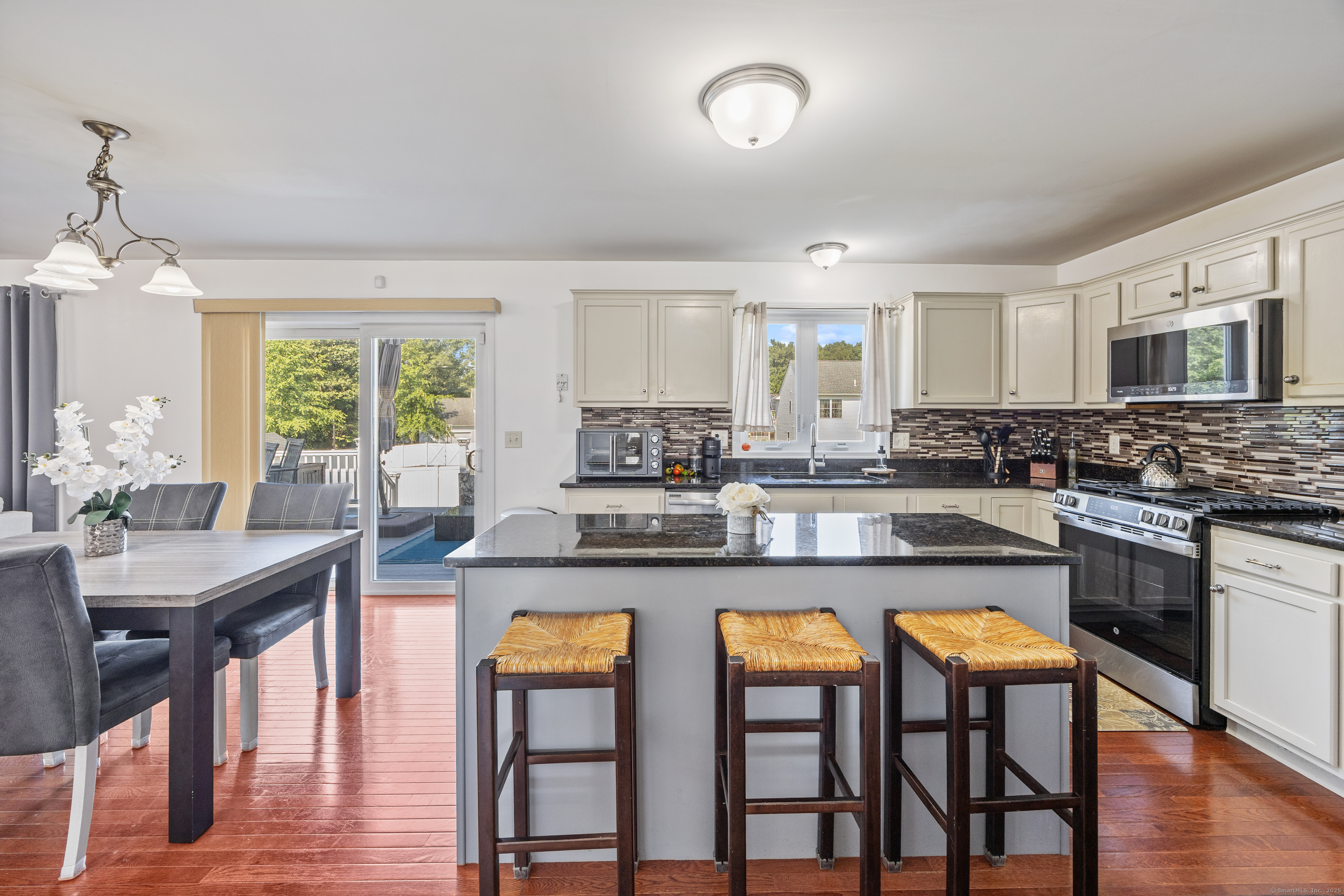 Meriden, Connecticut 06450, United States, 4 Bedrooms Bedrooms, ,3 BathroomsBathrooms,Residential,Pending,191856