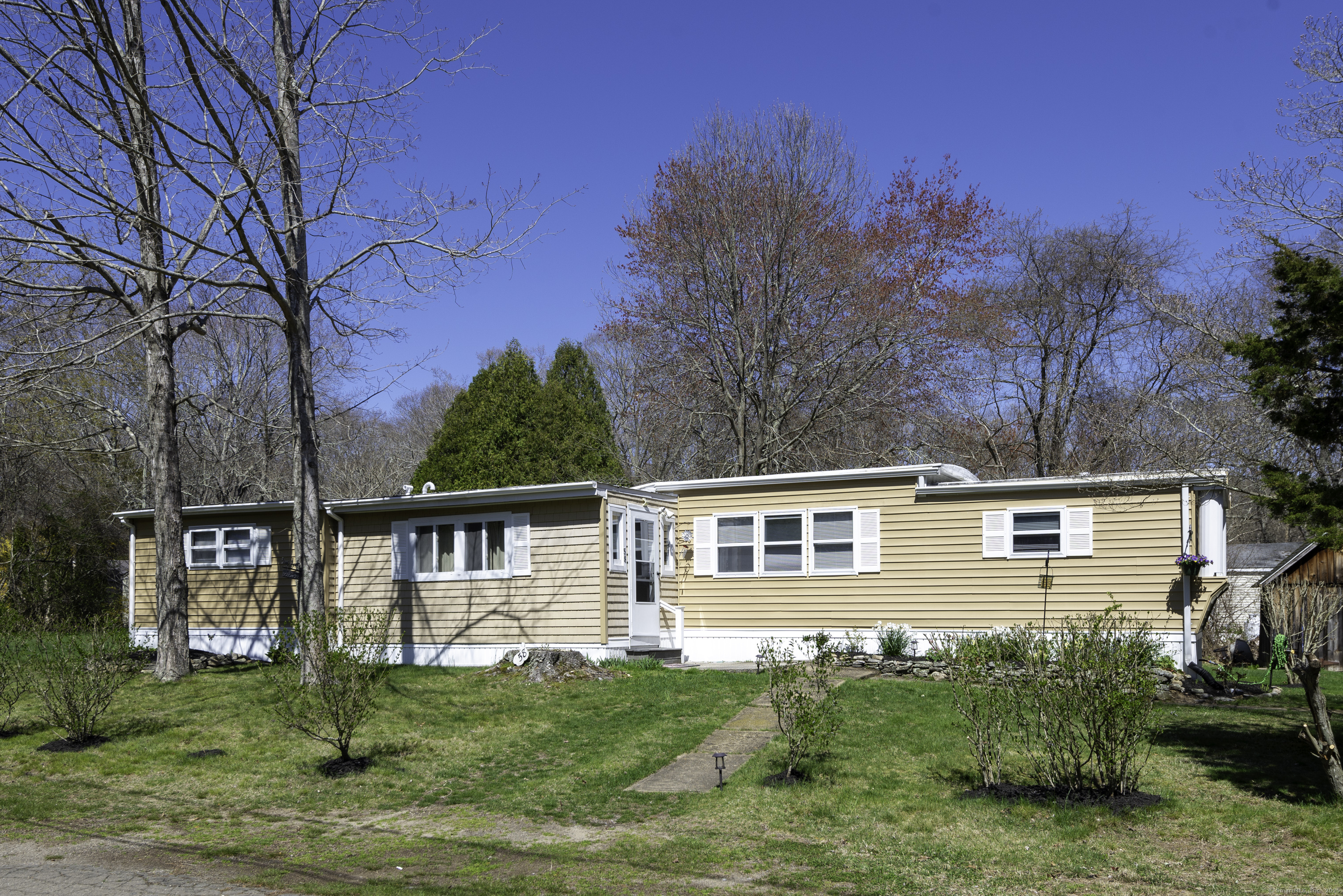 Evergreen Park, Clinton, Connecticut - 3 Bedrooms  
2 Bathrooms  
5 Rooms - 