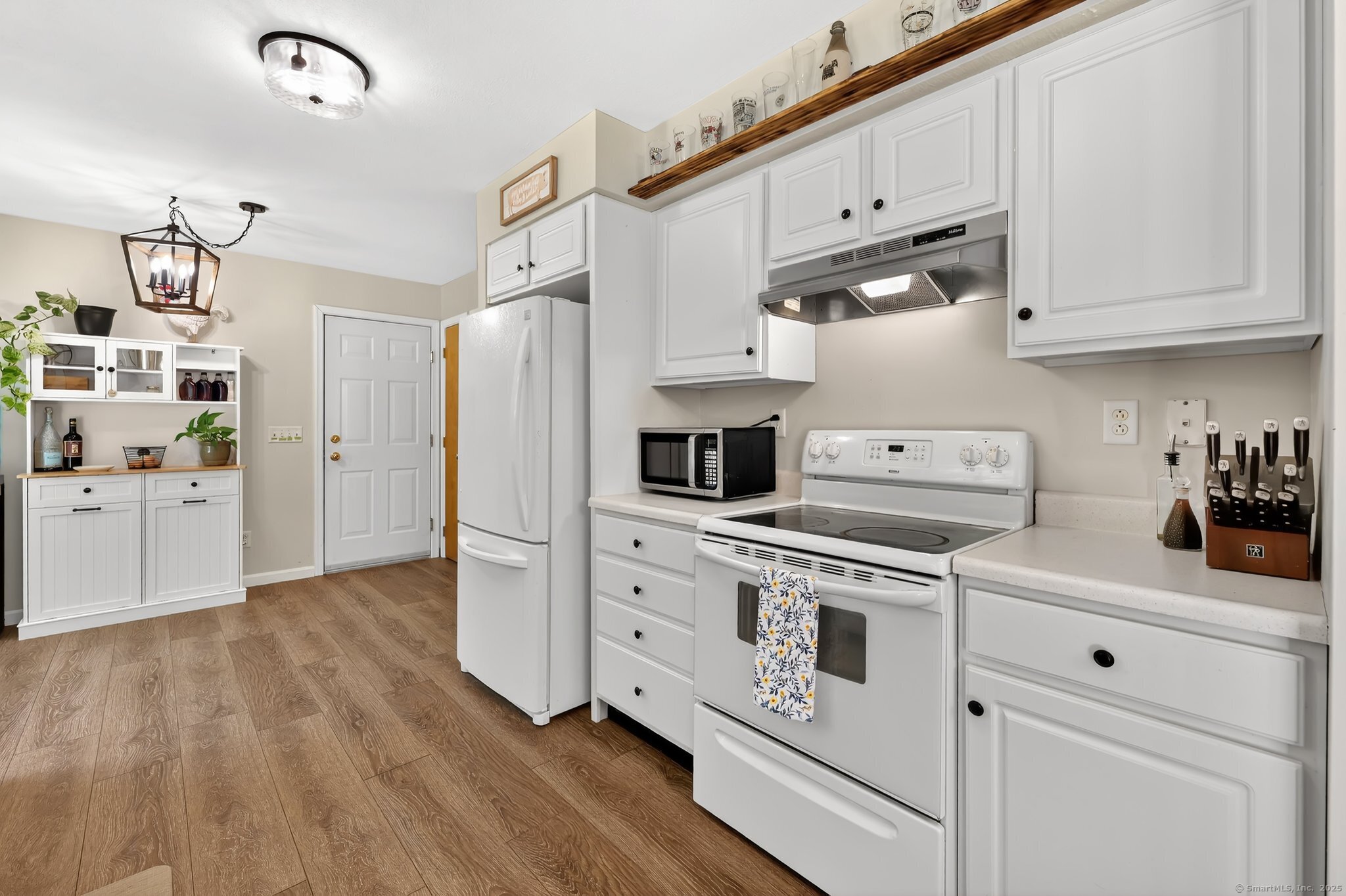 East Windsor, Connecticut 06016, United States, 3 Bedrooms Bedrooms, ,2 BathroomsBathrooms,Residential,Pending,159809