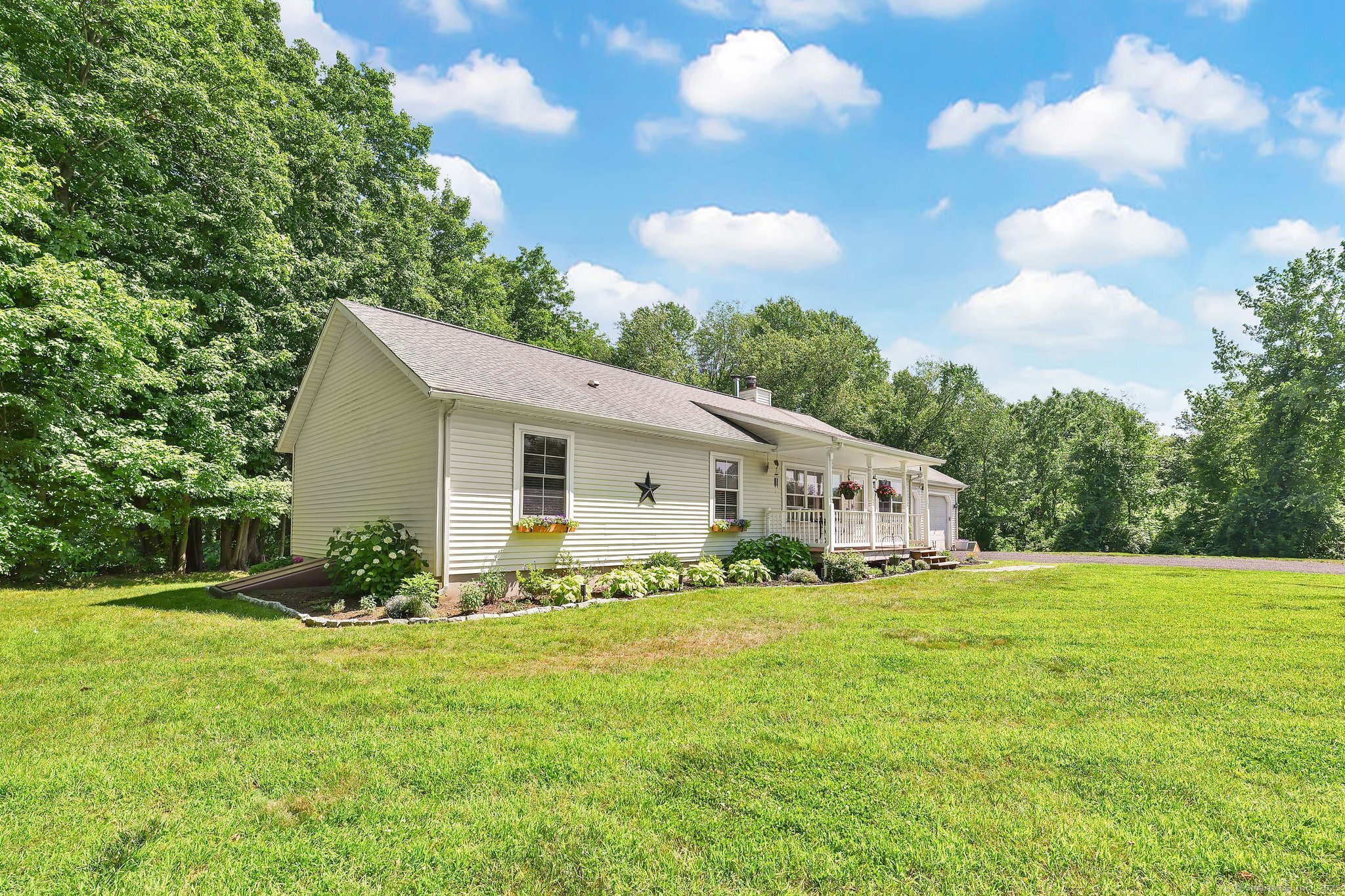 East Windsor, Connecticut 06016, United States, 3 Bedrooms Bedrooms, ,2 BathroomsBathrooms,Residential,Pending,159809