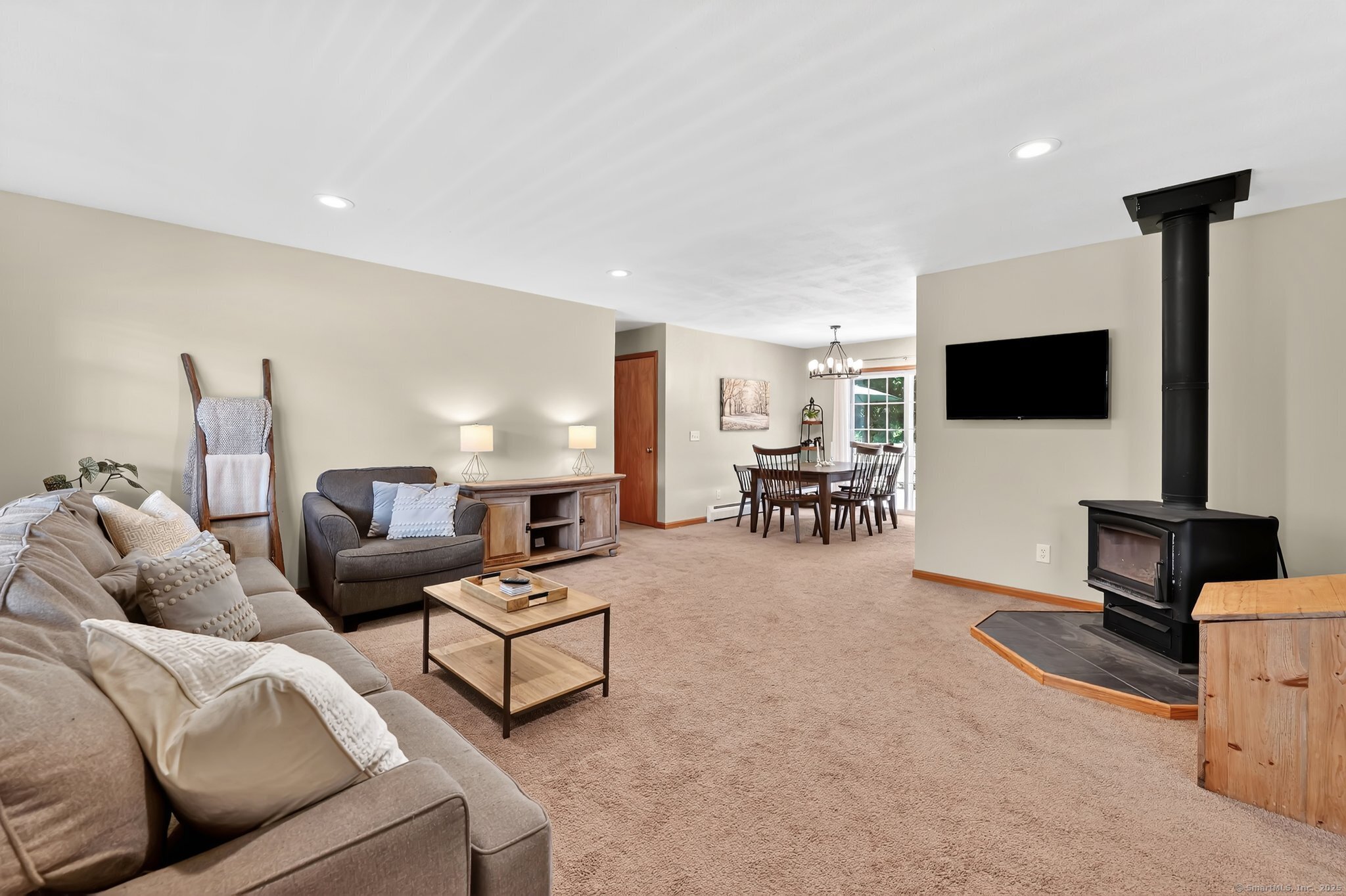 East Windsor, Connecticut 06016, United States, 3 Bedrooms Bedrooms, ,2 BathroomsBathrooms,Residential,Pending,159809