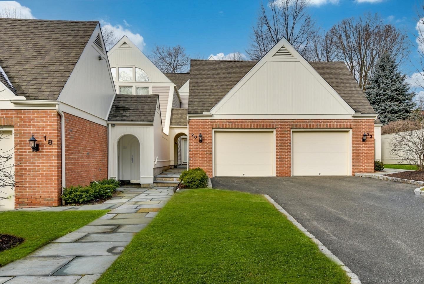 Sedgwick Village Lane 20, Darien, Connecticut - 2 Bedrooms  
3 Bathrooms  
4 Rooms - 