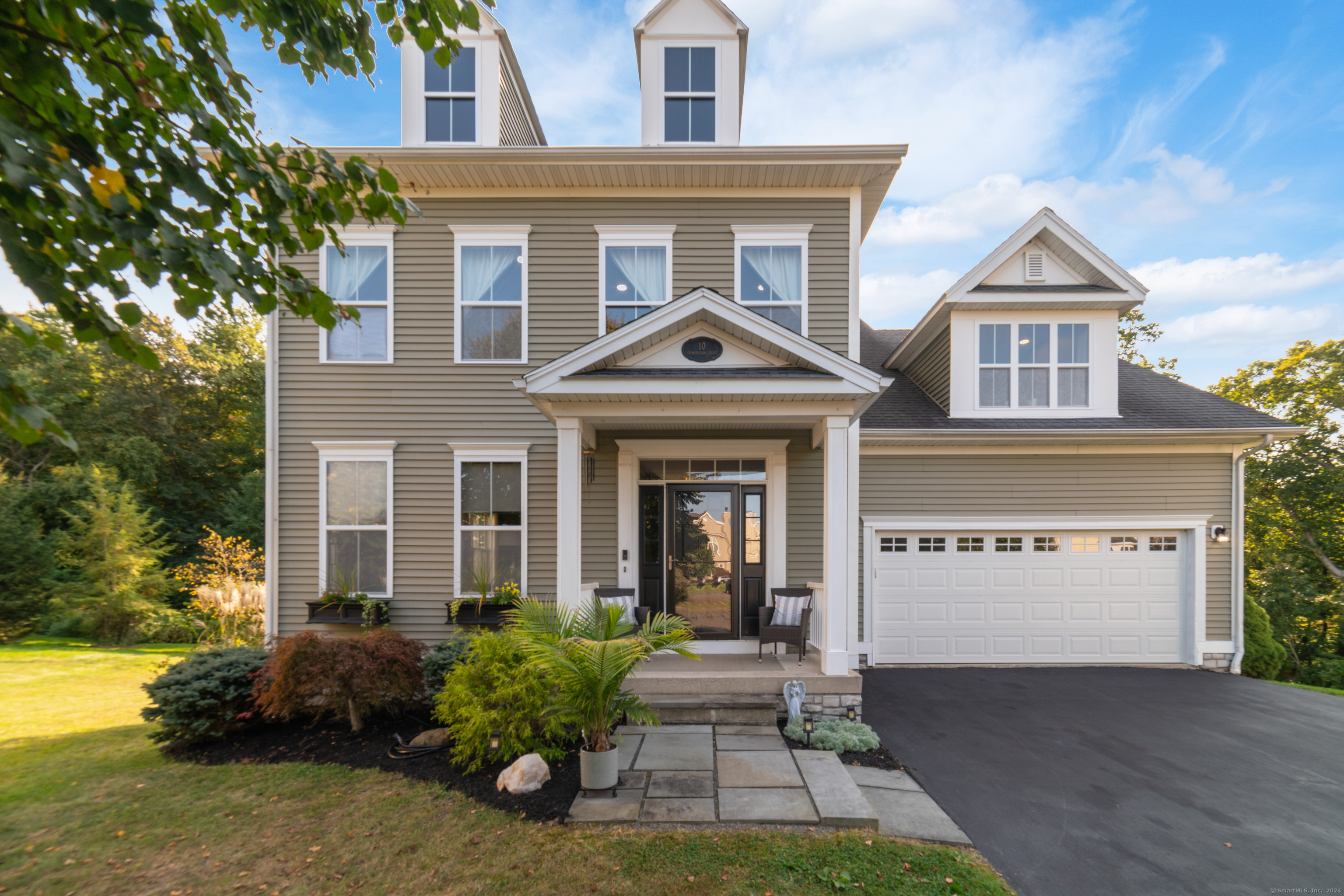 Stonington Court 10, Middlebury, Connecticut - 3 Bedrooms  
3 Bathrooms  
8 Rooms - 