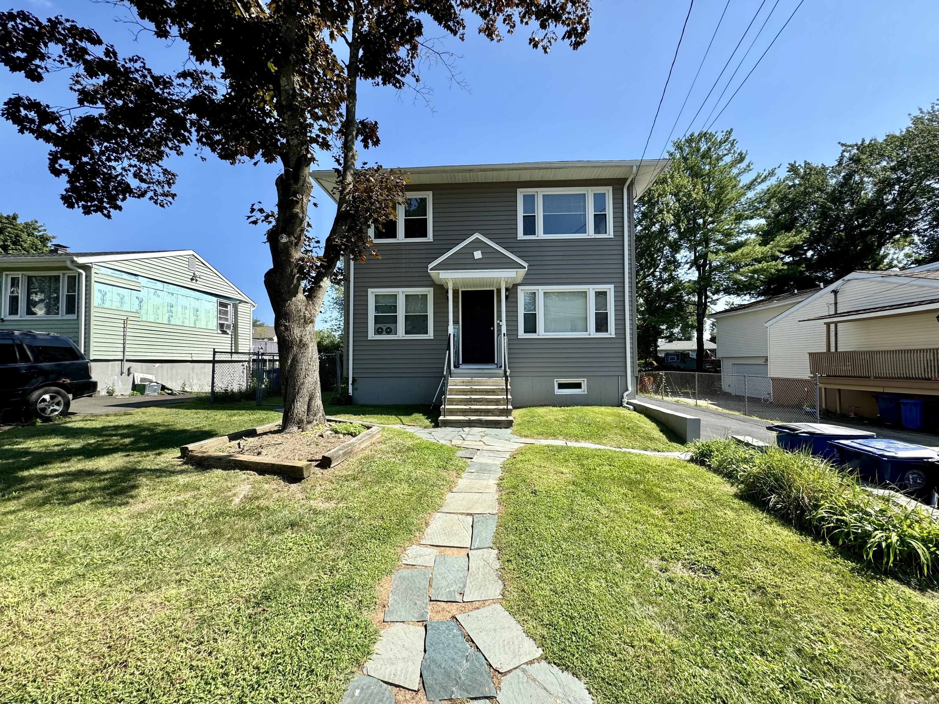 92 Tetlow Street 2, West Haven, Connecticut - 3 Bedrooms  
1 Bathrooms  
6 Rooms - 