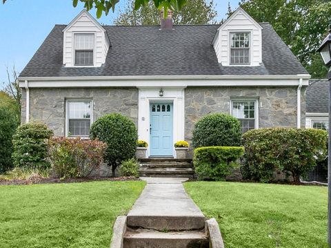 Photo of 42 Green Knolls Lane, Fairfield, CT 06824 (MLS # 24133873)