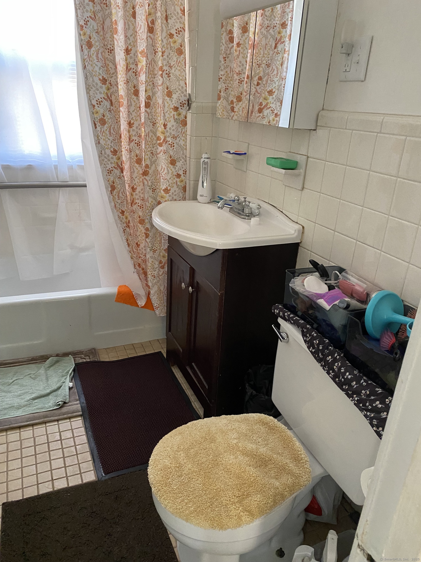 Hartford, Connecticut 06106, United States, 5 Bedrooms Bedrooms, ,2 BathroomsBathrooms,Residential,Pending,78244