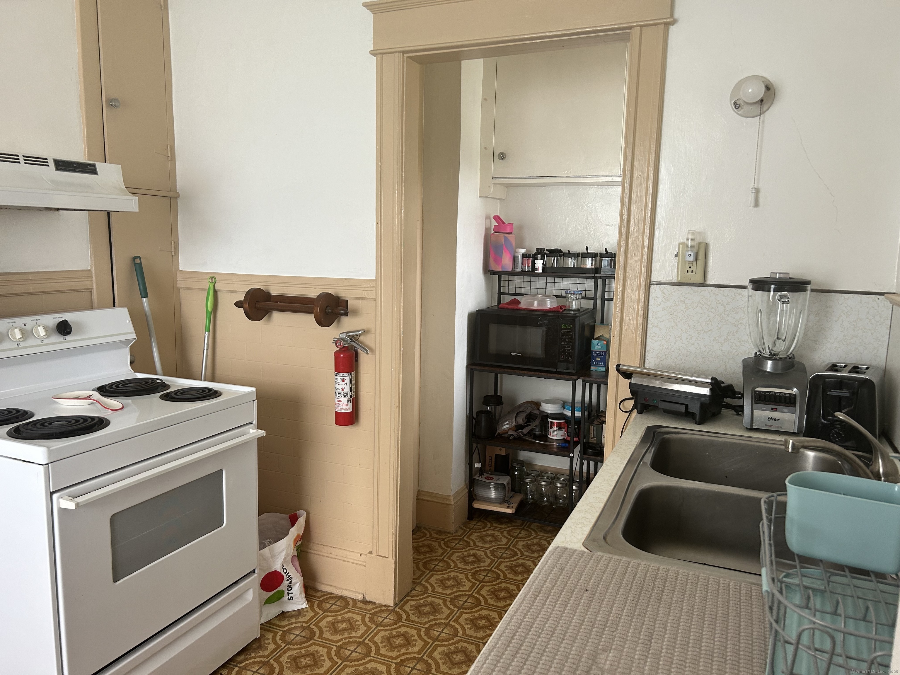 Hartford, Connecticut 06106, United States, 5 Bedrooms Bedrooms, ,2 BathroomsBathrooms,Residential,Pending,78244