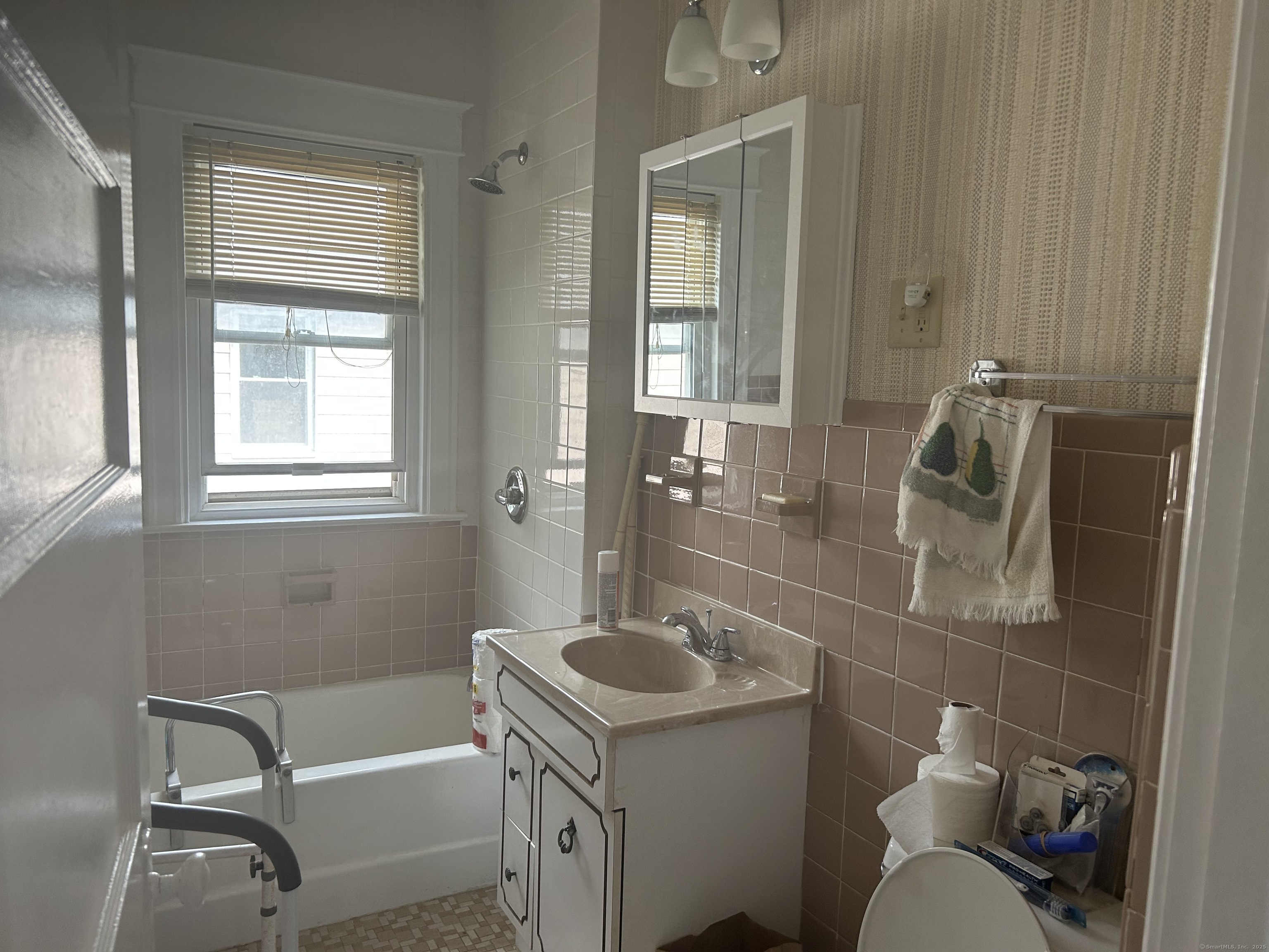 Hartford, Connecticut 06106, United States, 5 Bedrooms Bedrooms, ,2 BathroomsBathrooms,Residential,Pending,78244