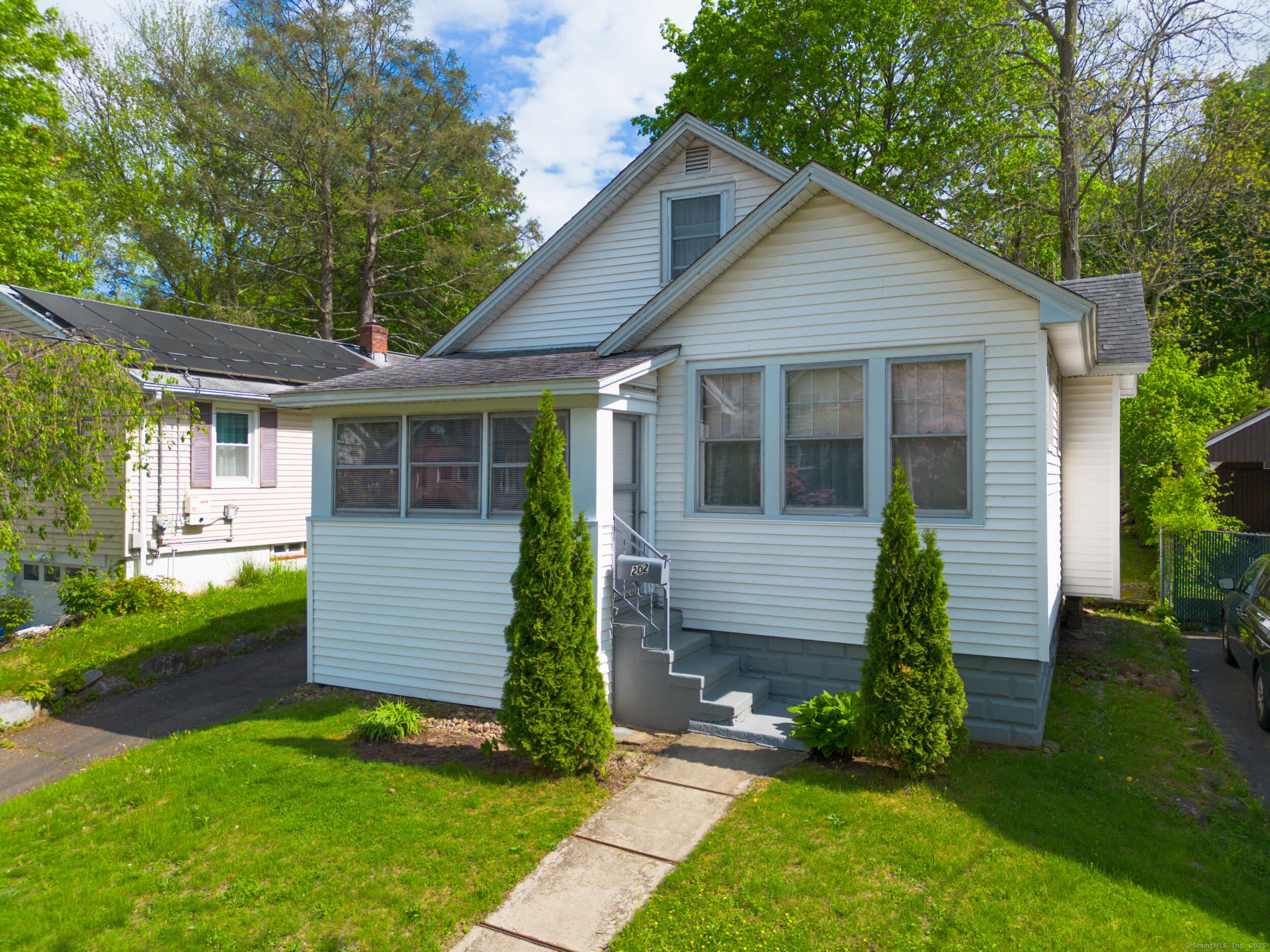 Property for Sale at Augur Street, Hamden, Connecticut - Bedrooms: 4 
Bathrooms: 1 
Rooms: 7  - $270,000