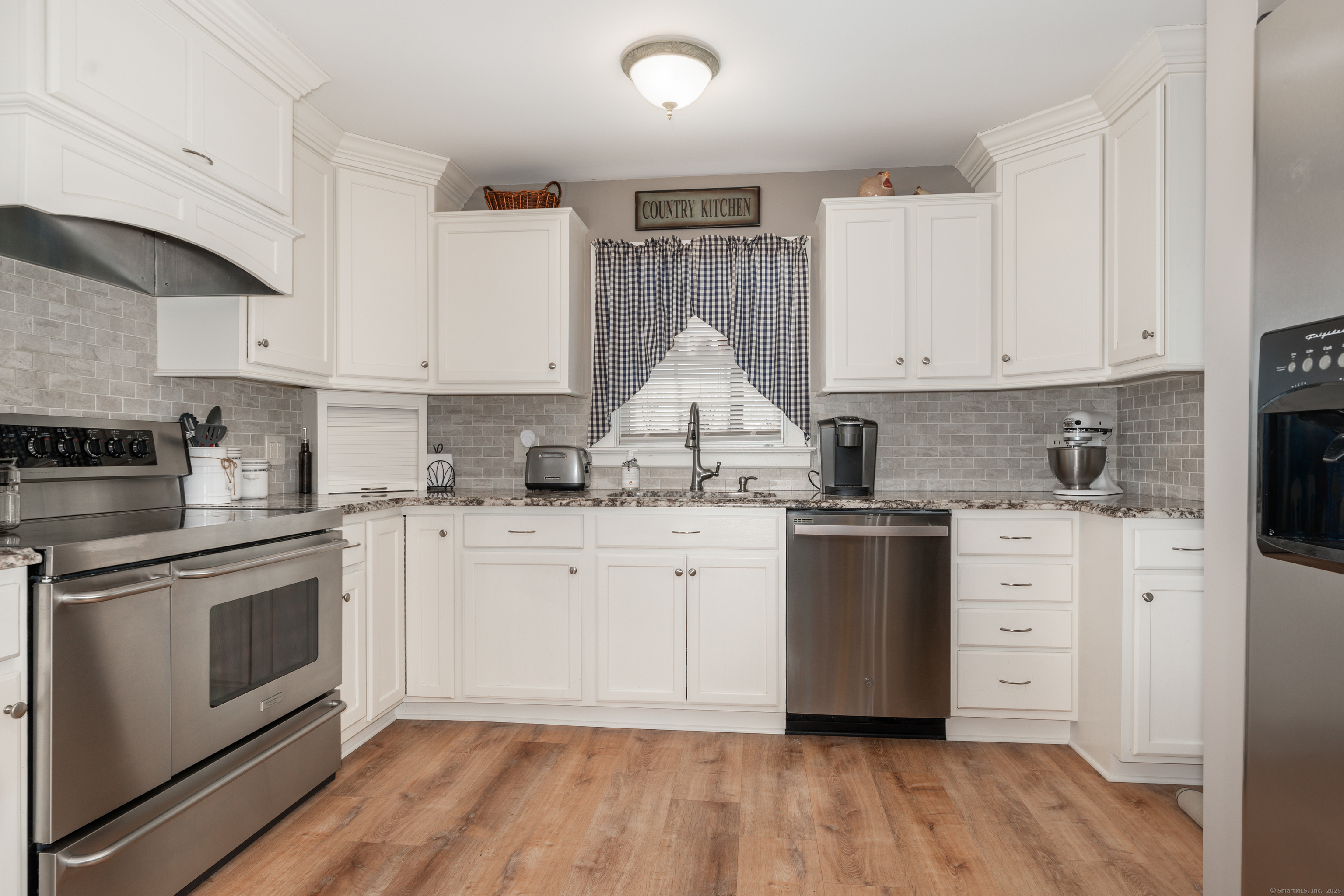 8 Locust Avenue, North Haven, Connecticut image 13
