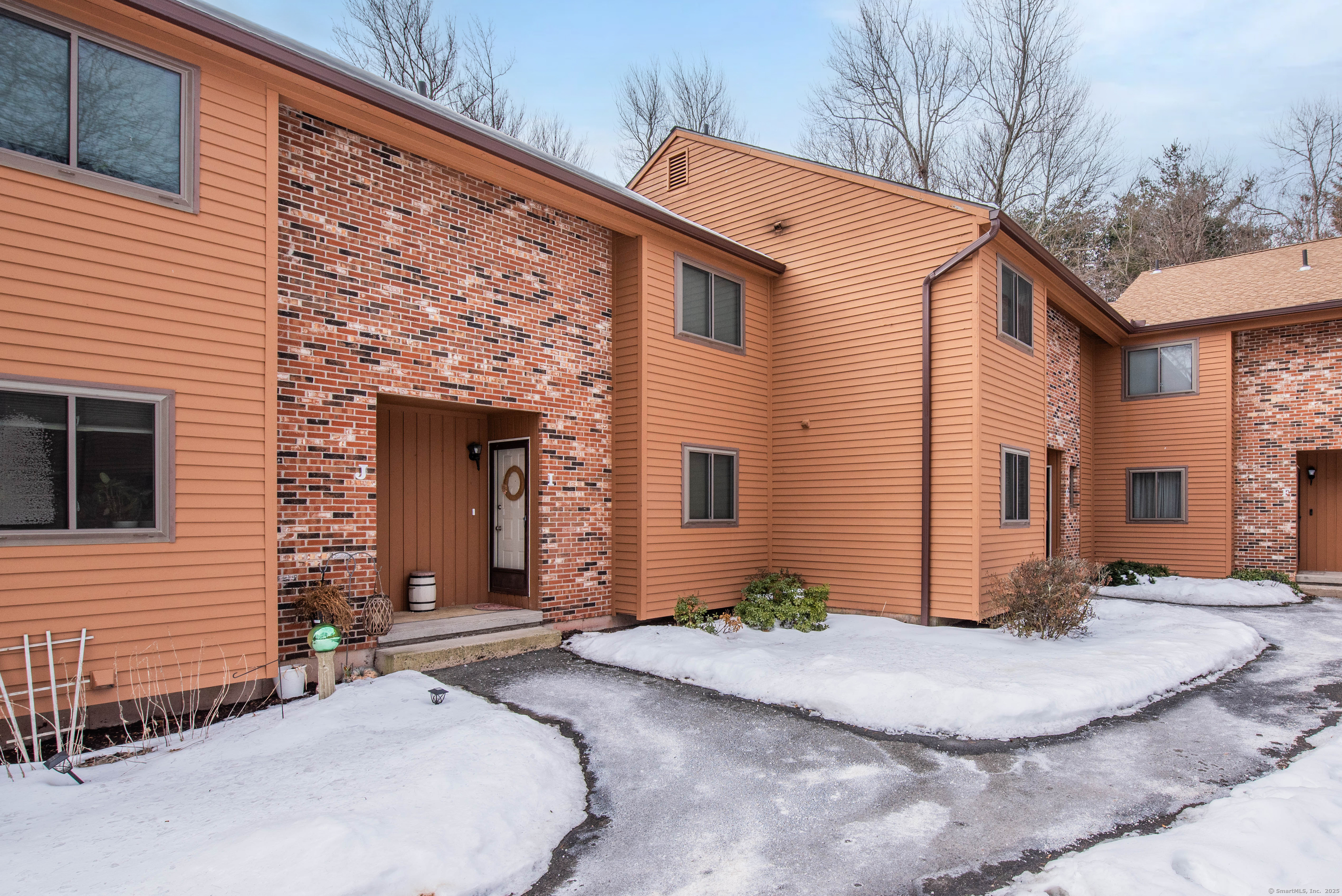 Burritt Street 3I, Southington, Connecticut - 2 Bedrooms  
2 Bathrooms  
4 Rooms - 