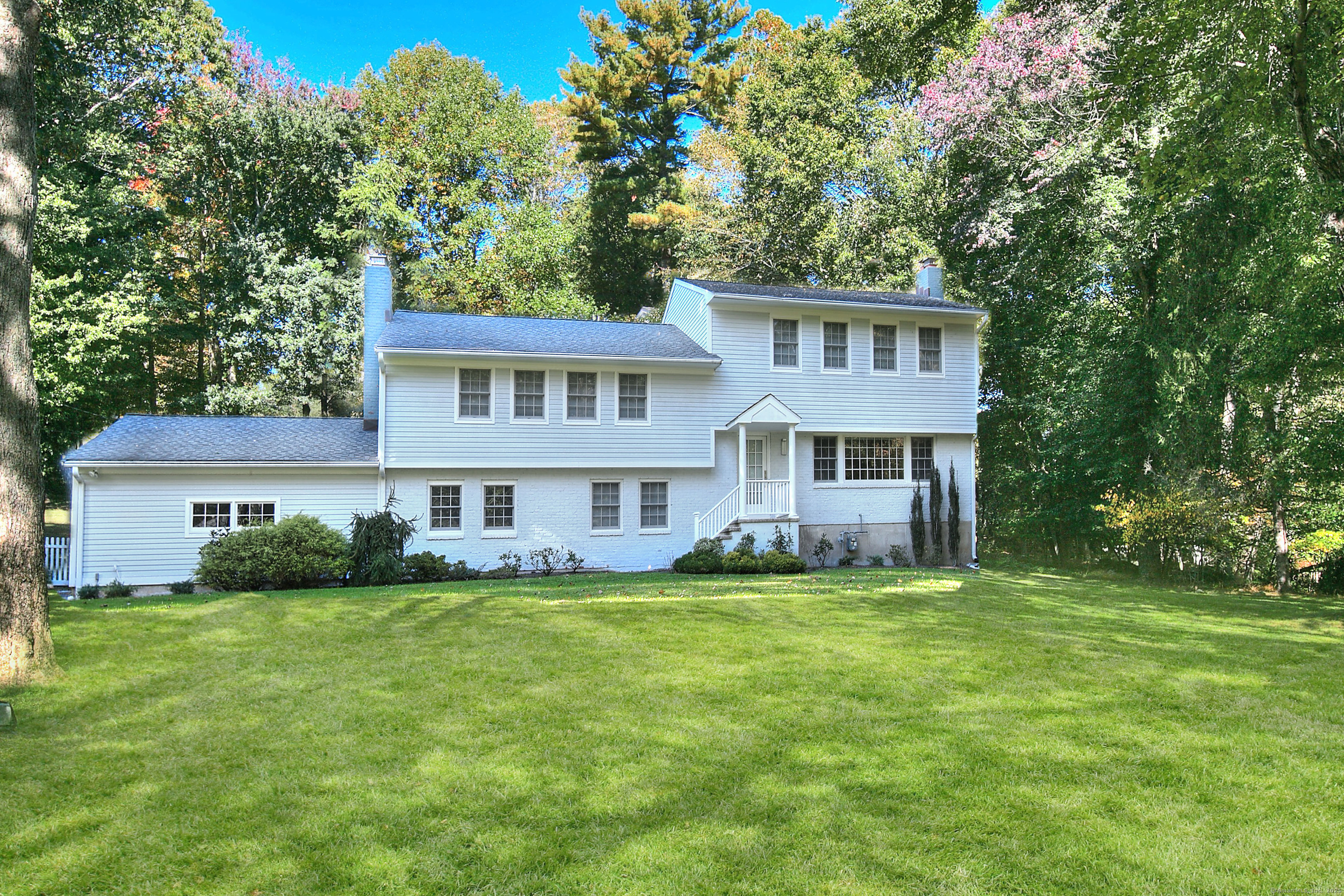 Joann Circle, Westport, Connecticut - 5 Bedrooms  
4 Bathrooms  
10 Rooms - 