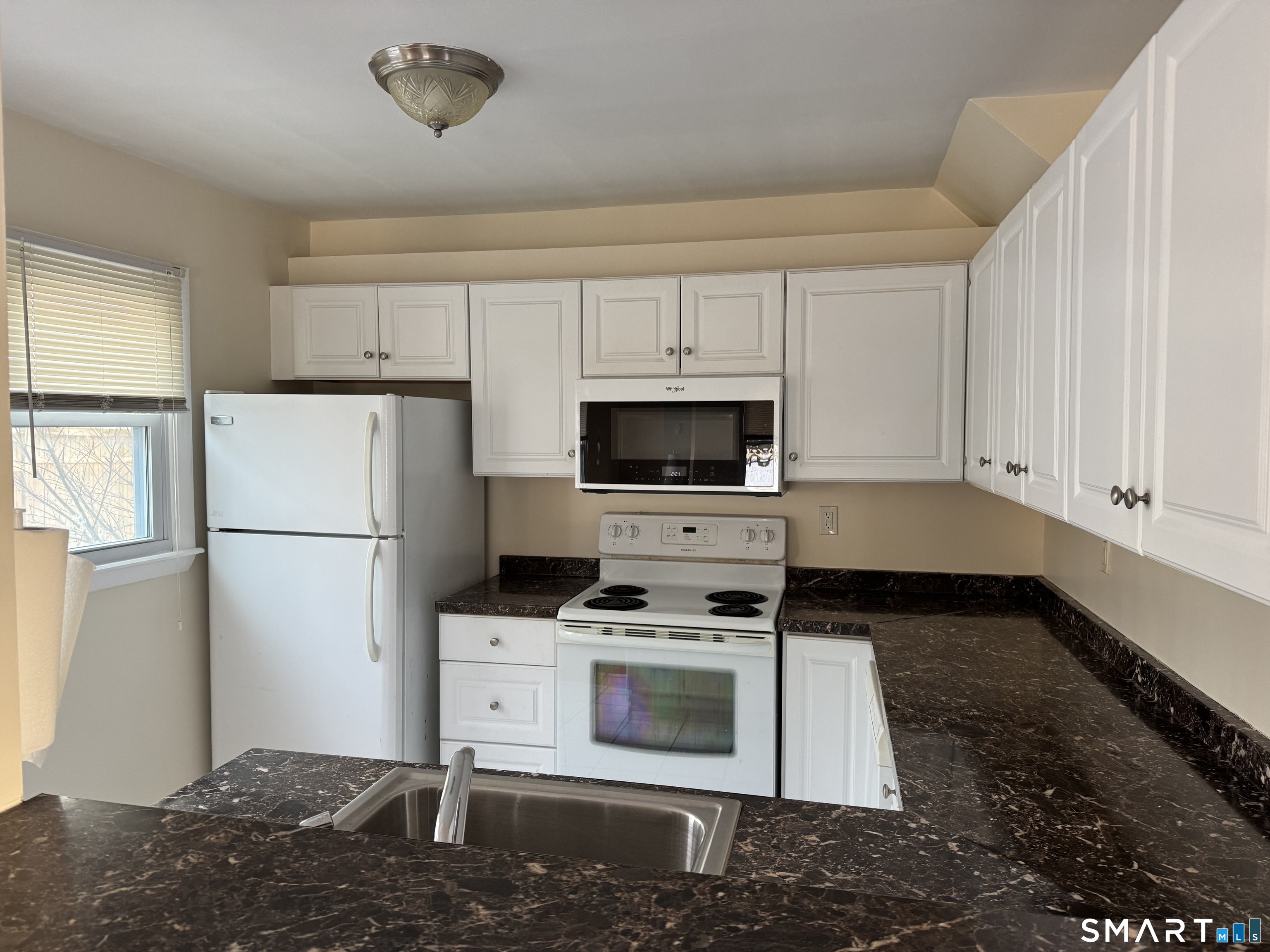 Fairfield, Connecticut 06824, United States, 2 Bedrooms Bedrooms, ,1 BathroomBathrooms,Residential,Active,256709