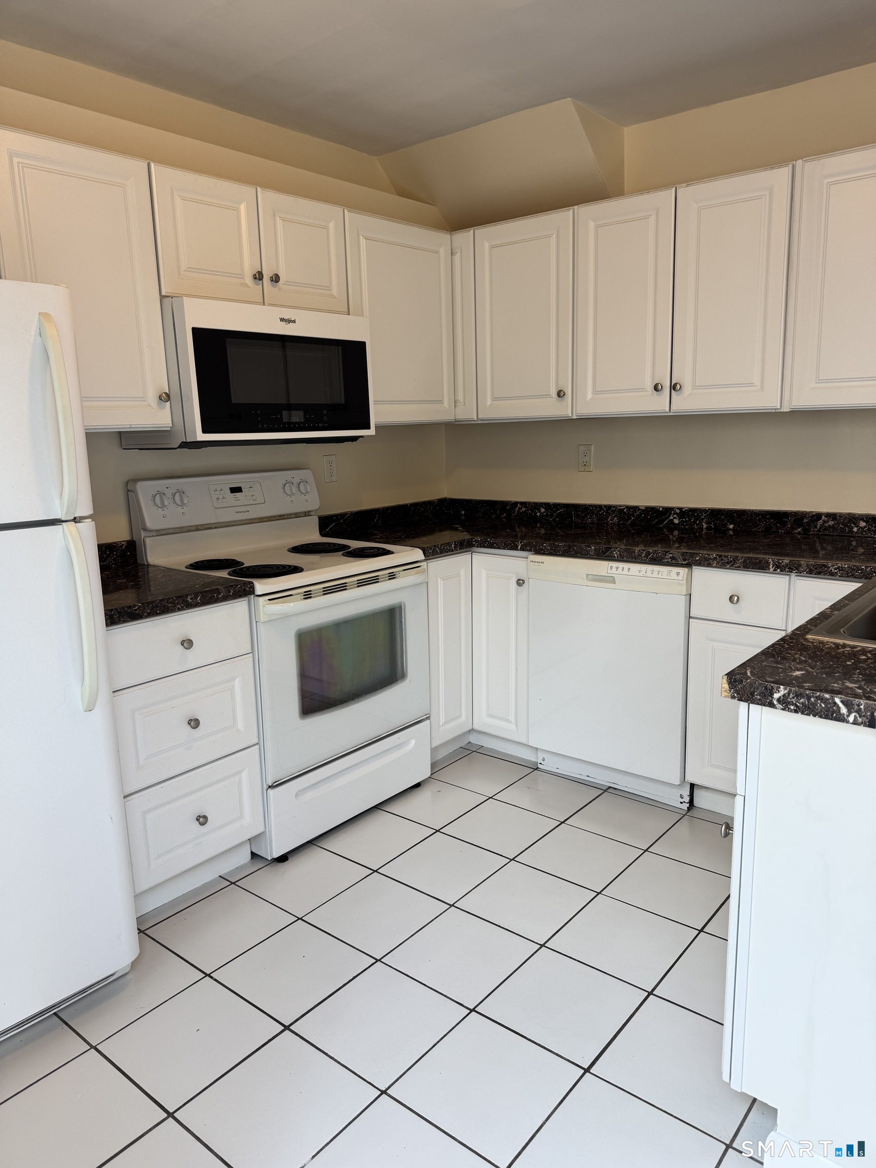 Fairfield, Connecticut 06824, United States, 2 Bedrooms Bedrooms, ,1 BathroomBathrooms,Residential,Active,256709