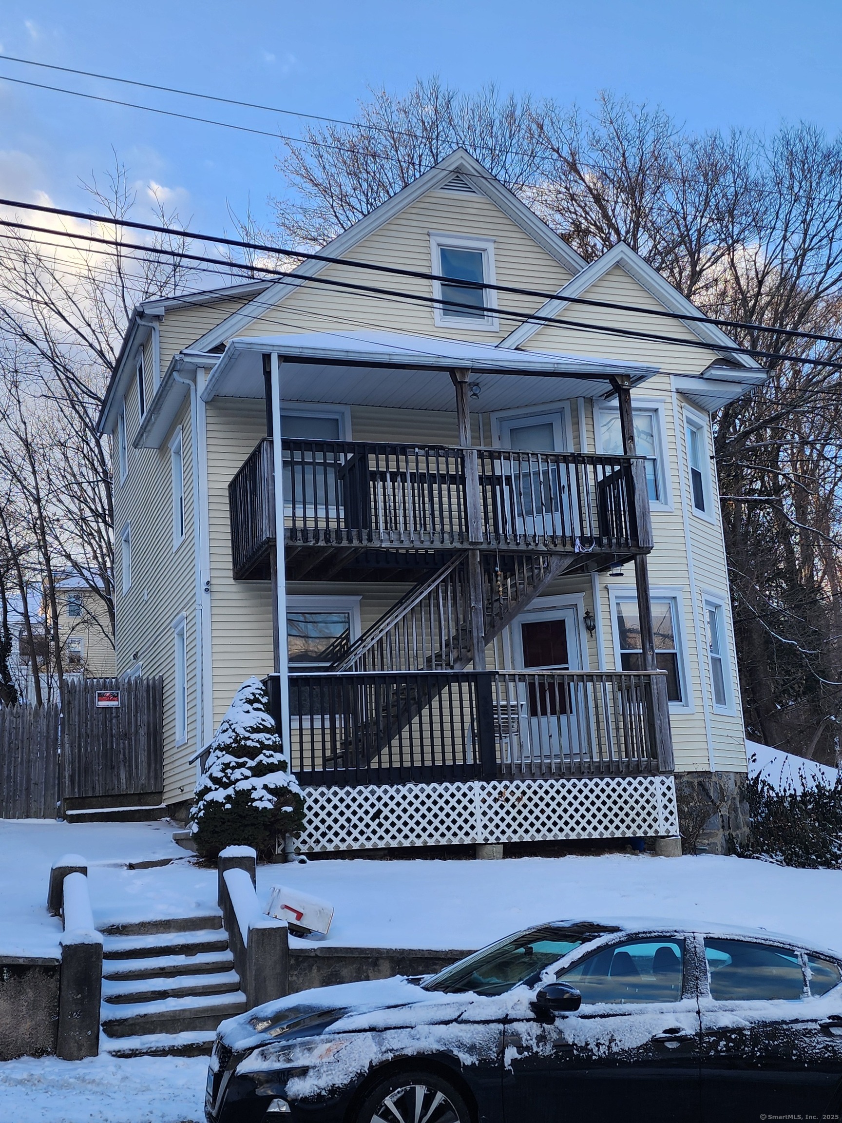 Hillside Avenue, Naugatuck, Connecticut - 2 Bedrooms  
1 Bathrooms  
4 Rooms - 