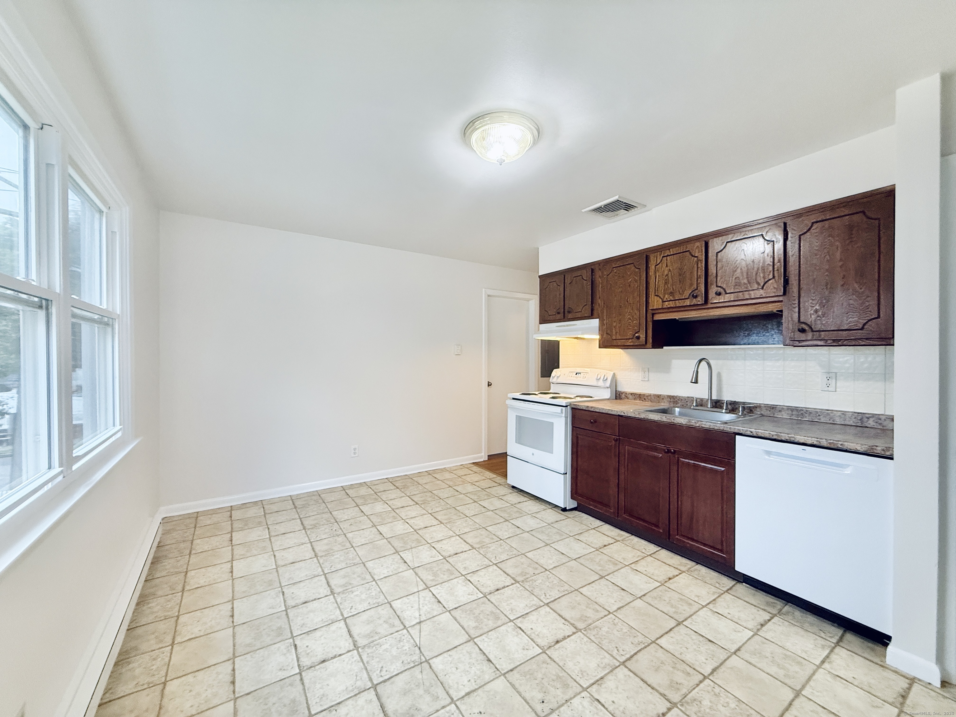 Stamford, Connecticut 06902, United States, 2 Bedrooms Bedrooms, ,1 BathroomBathrooms,Residential,Active,154066