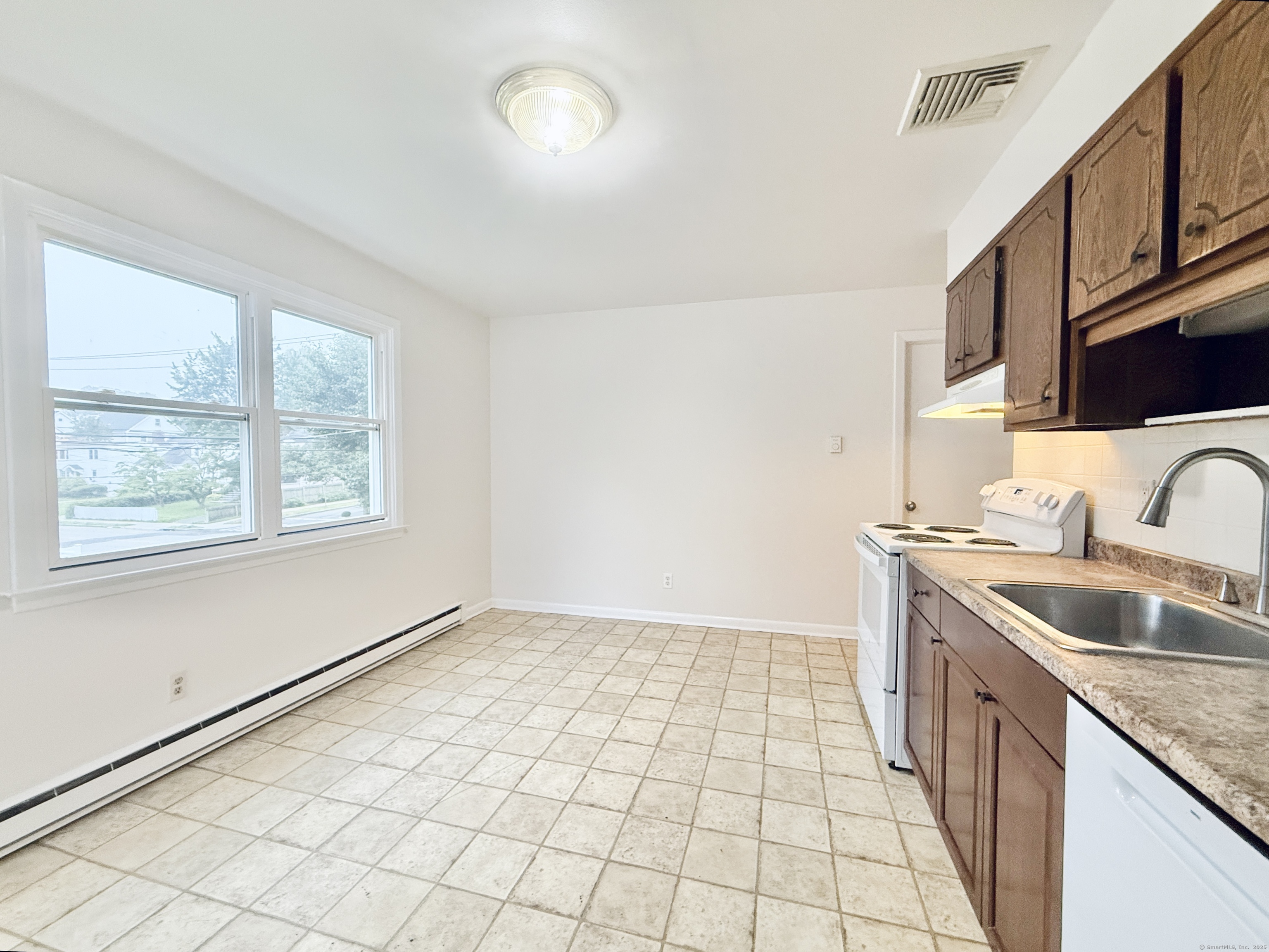 Stamford, Connecticut 06902, United States, 2 Bedrooms Bedrooms, ,1 BathroomBathrooms,Residential,Active,154066