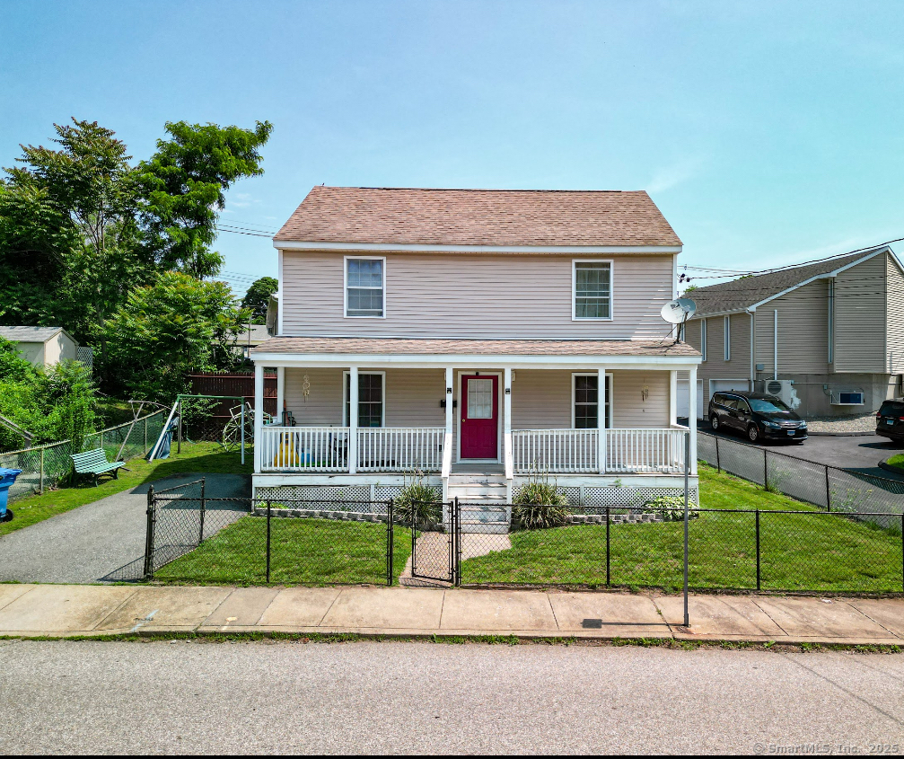 Sherman Street, Norwich, Connecticut - 3 Bedrooms  
2 Bathrooms  
6 Rooms - 