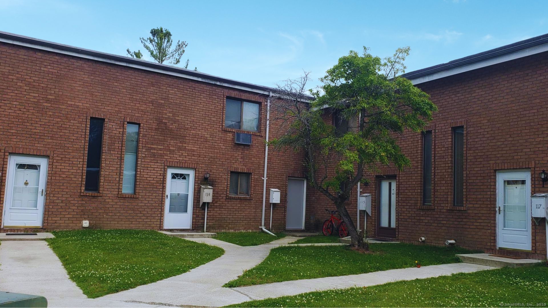 Beaman Brook 111, Bloomfield, Connecticut - 2 Bedrooms  
2.5 Bathrooms  
5 Rooms - 