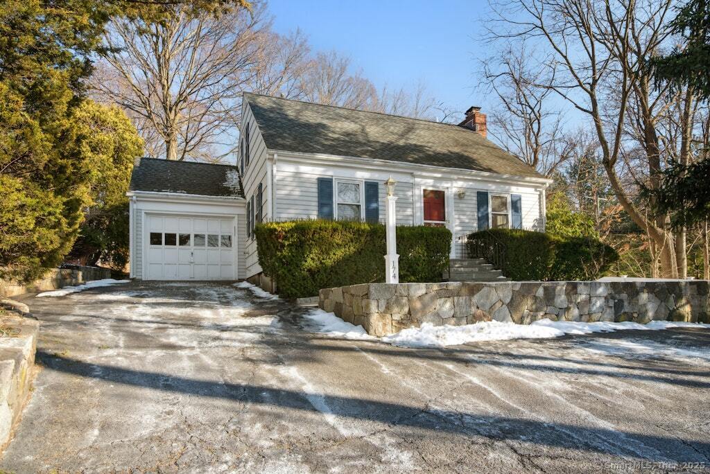 Hollow Tree Ridge Road, Darien, Connecticut - 4 Bedrooms  
5 Bathrooms  
8 Rooms - 