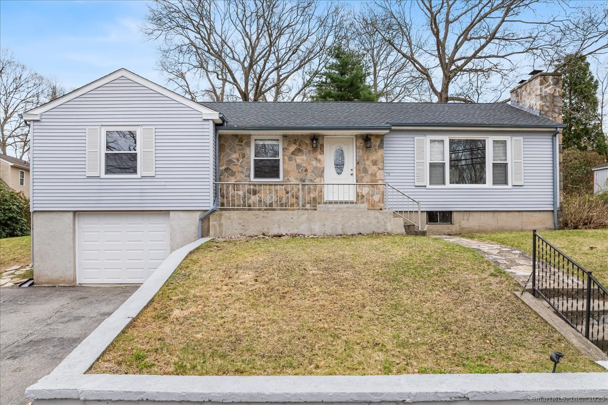 Gallivan Lane, Montville, Connecticut - 3 Bedrooms  
1 Bathrooms  
6 Rooms - 