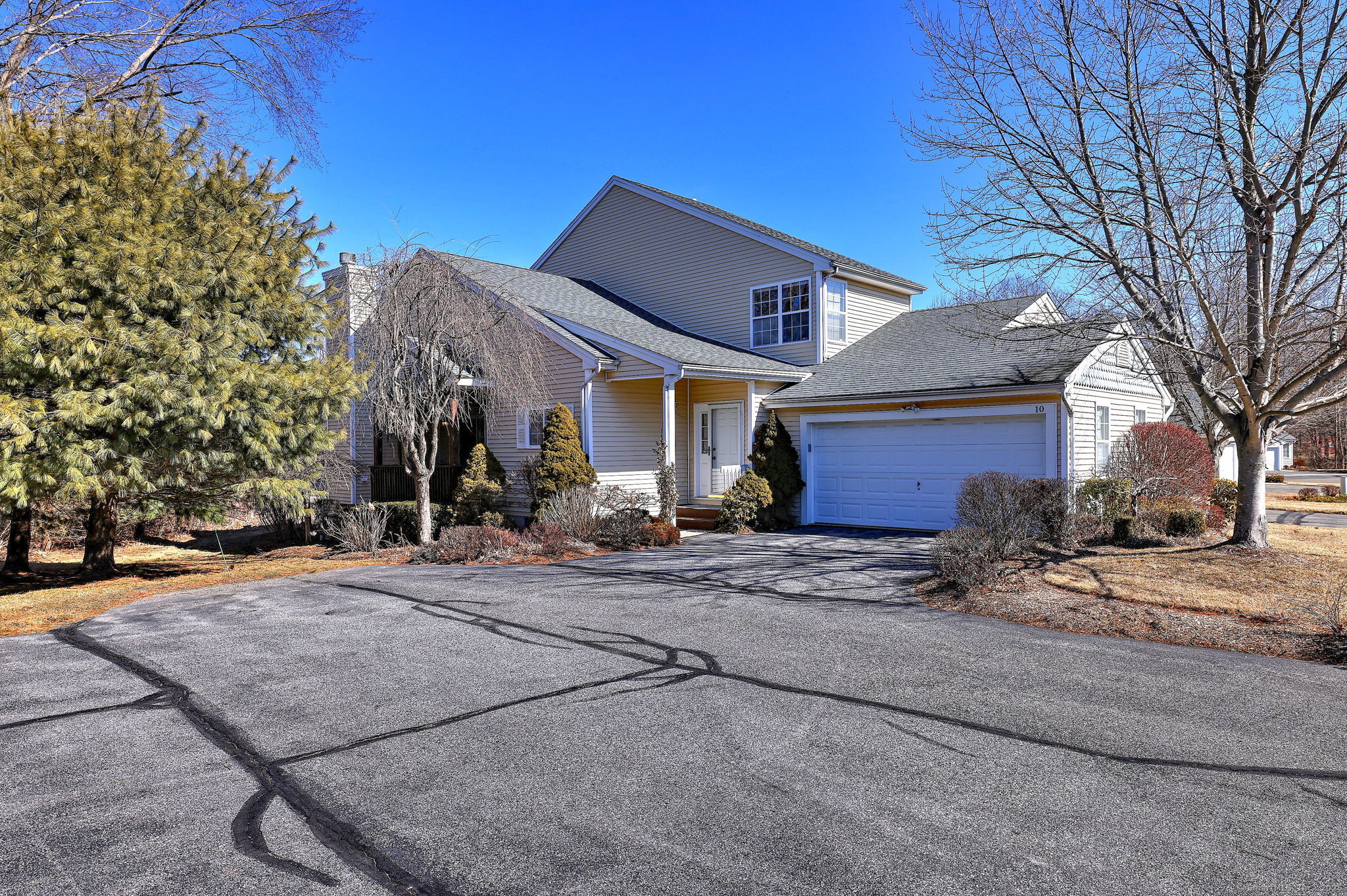 Deanarose Place 10, Cheshire, Connecticut - 2 Bedrooms  
3 Bathrooms  
5 Rooms - 