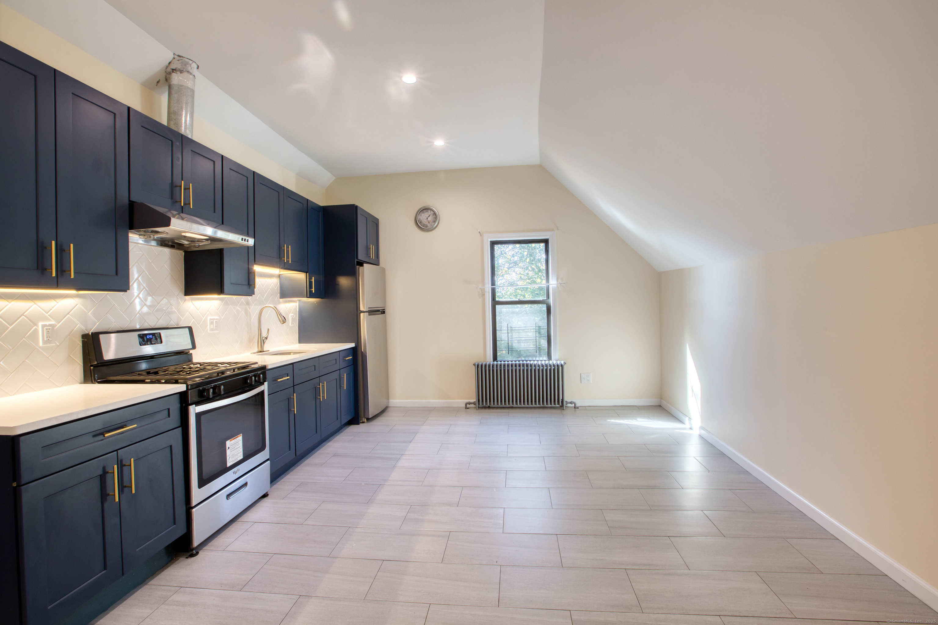 Willow Street 3, Waterbury, Connecticut - 3 Bedrooms  
1 Bathrooms  
6 Rooms - 