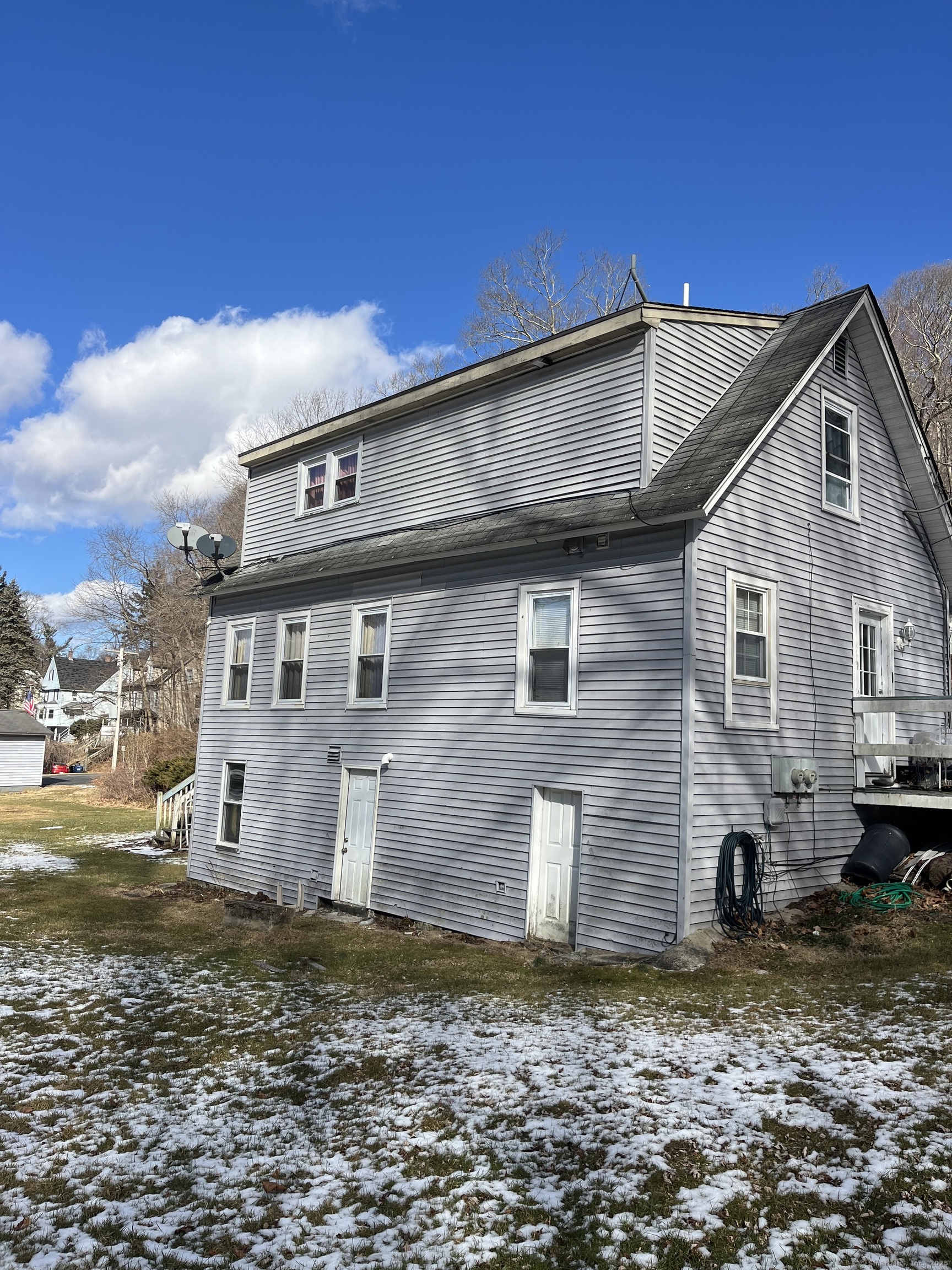 Garfield Avenue, Norwich, Connecticut - 5 Bedrooms  
4 Bathrooms  
10 Rooms - 