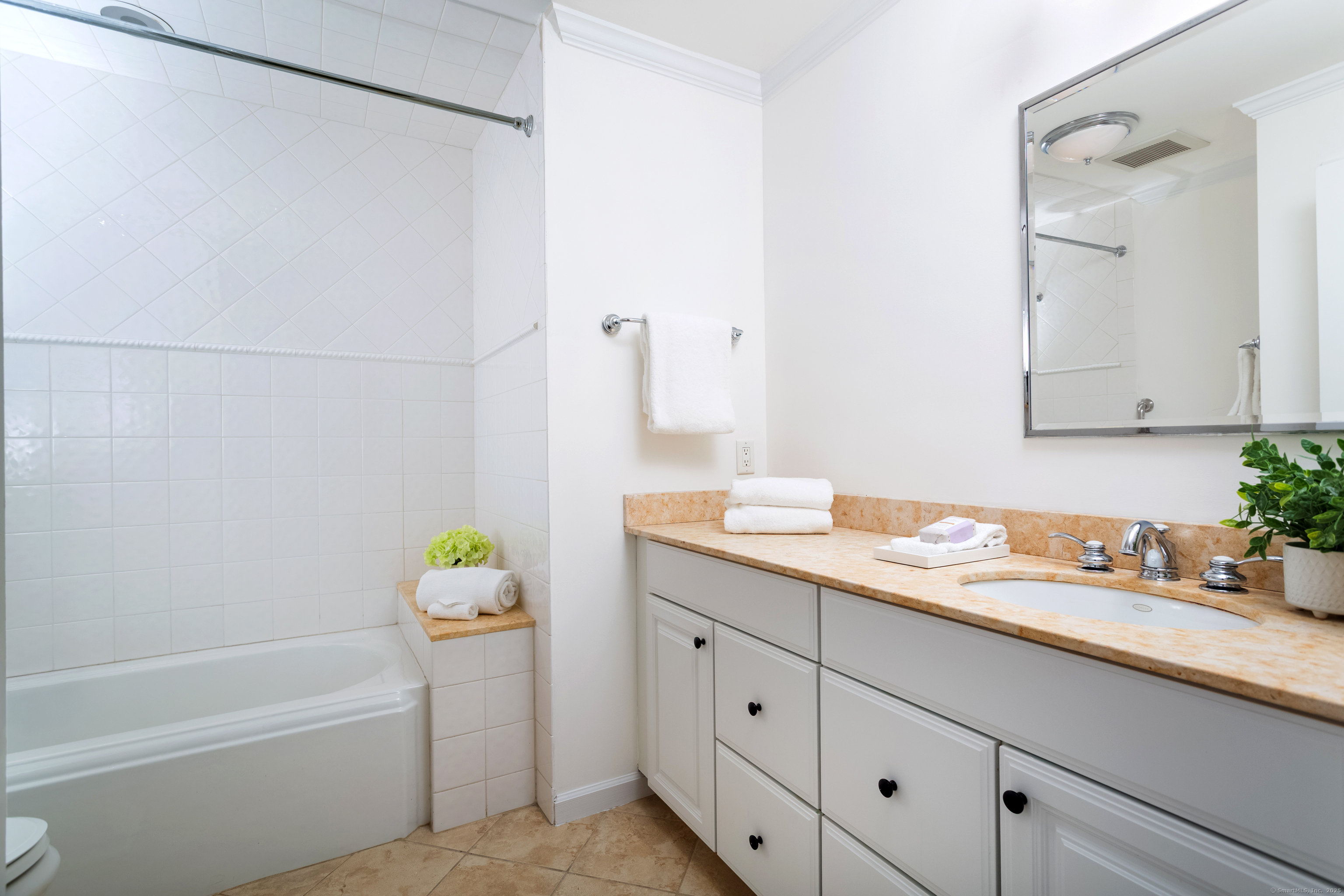 Westport, Connecticut 06880, United States, 2 Bedrooms Bedrooms, ,3 BathroomsBathrooms,Residential,Active,210564