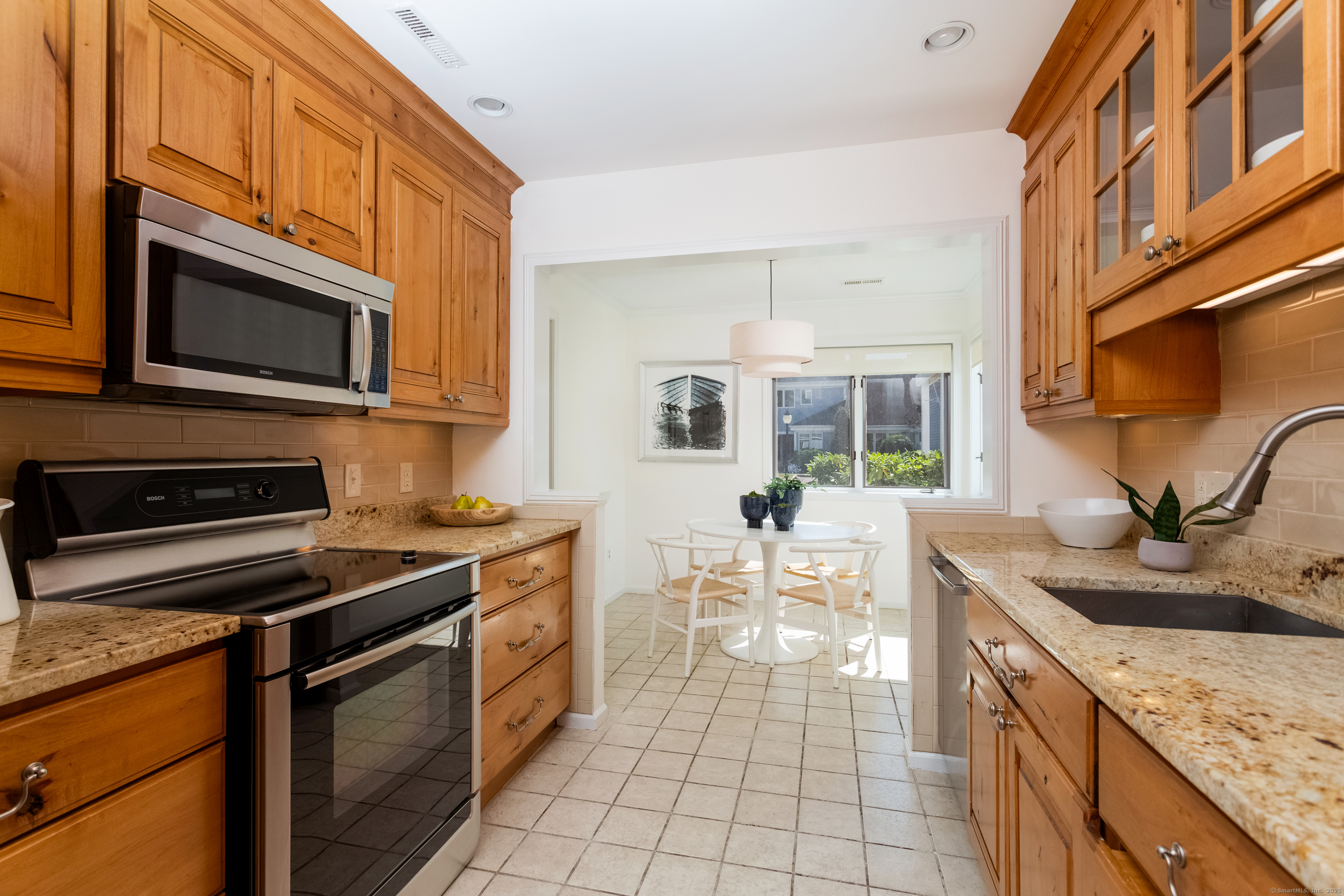 Westport, Connecticut 06880, United States, 2 Bedrooms Bedrooms, ,3 BathroomsBathrooms,Residential,Active,210564