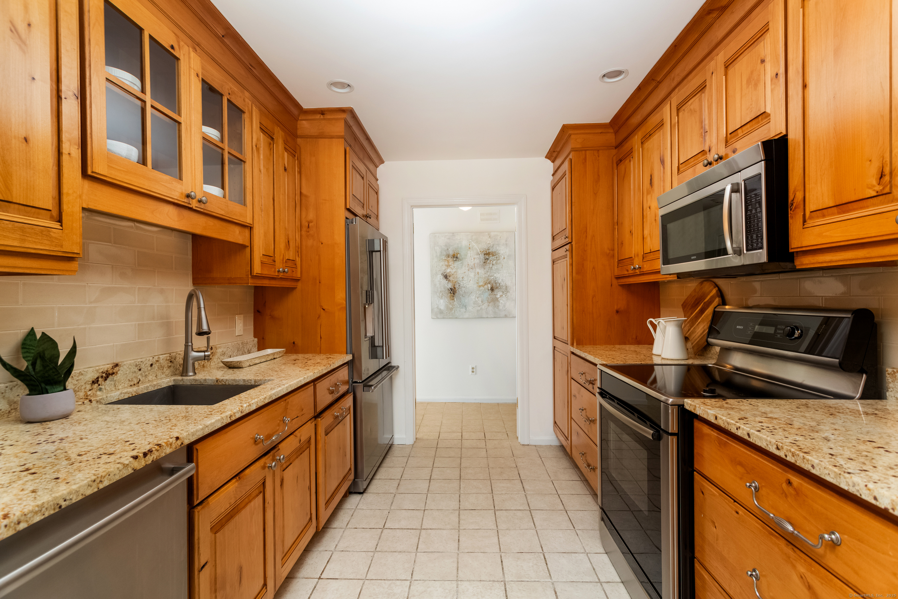 Westport, Connecticut 06880, United States, 2 Bedrooms Bedrooms, ,3 BathroomsBathrooms,Residential,Active,210564