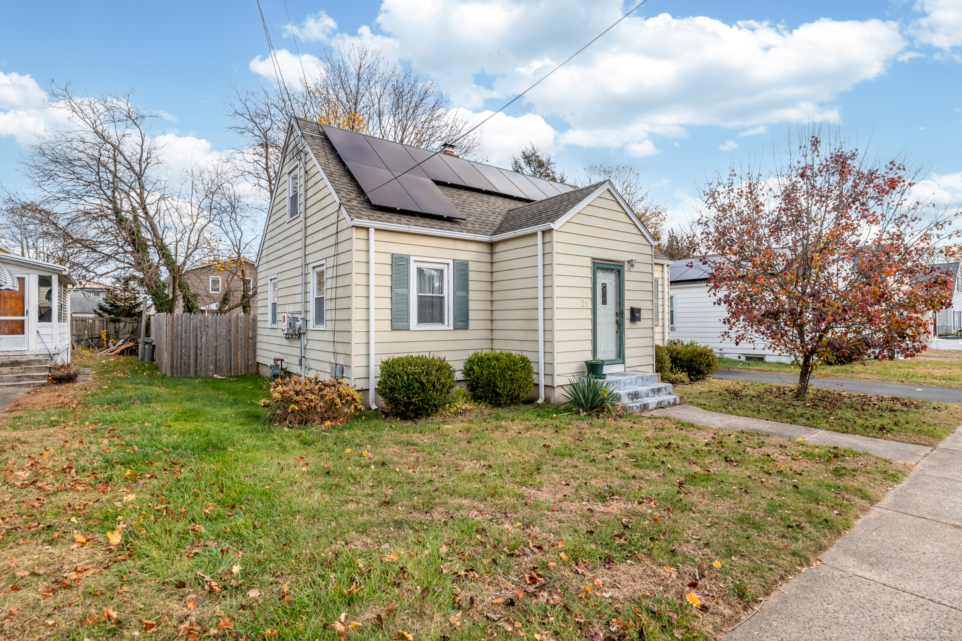 21 Burke Street, Hamden, Connecticut - 3 Bedrooms  
2 Bathrooms  
5 Rooms - 