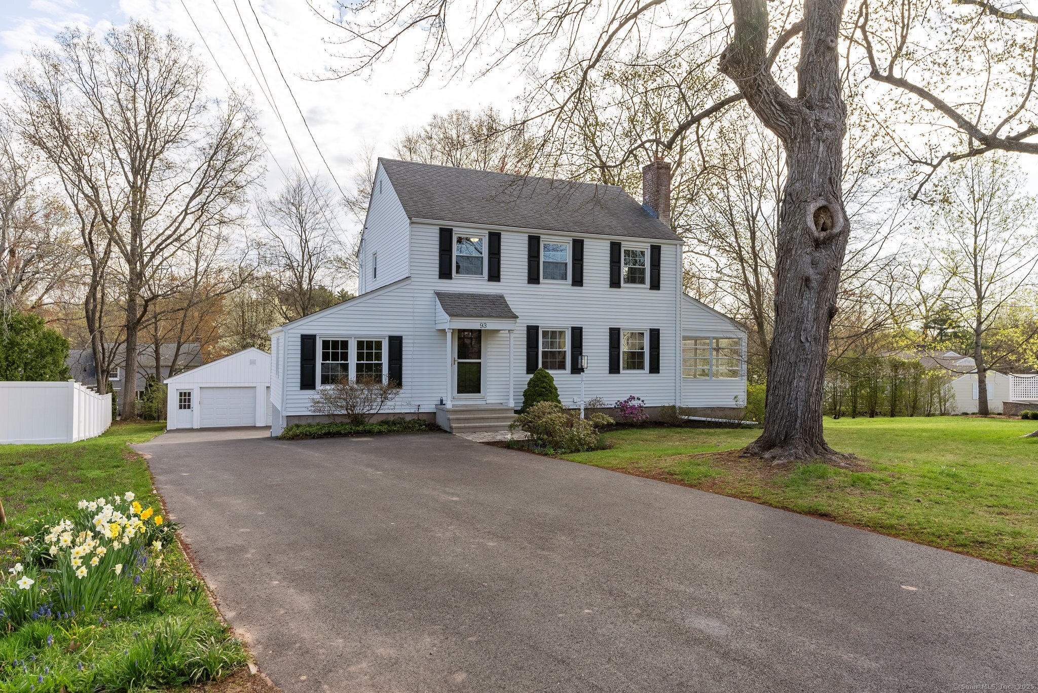 Valley View Drive, Wethersfield, Connecticut - 3 Bedrooms  
2 Bathrooms  
9 Rooms - 