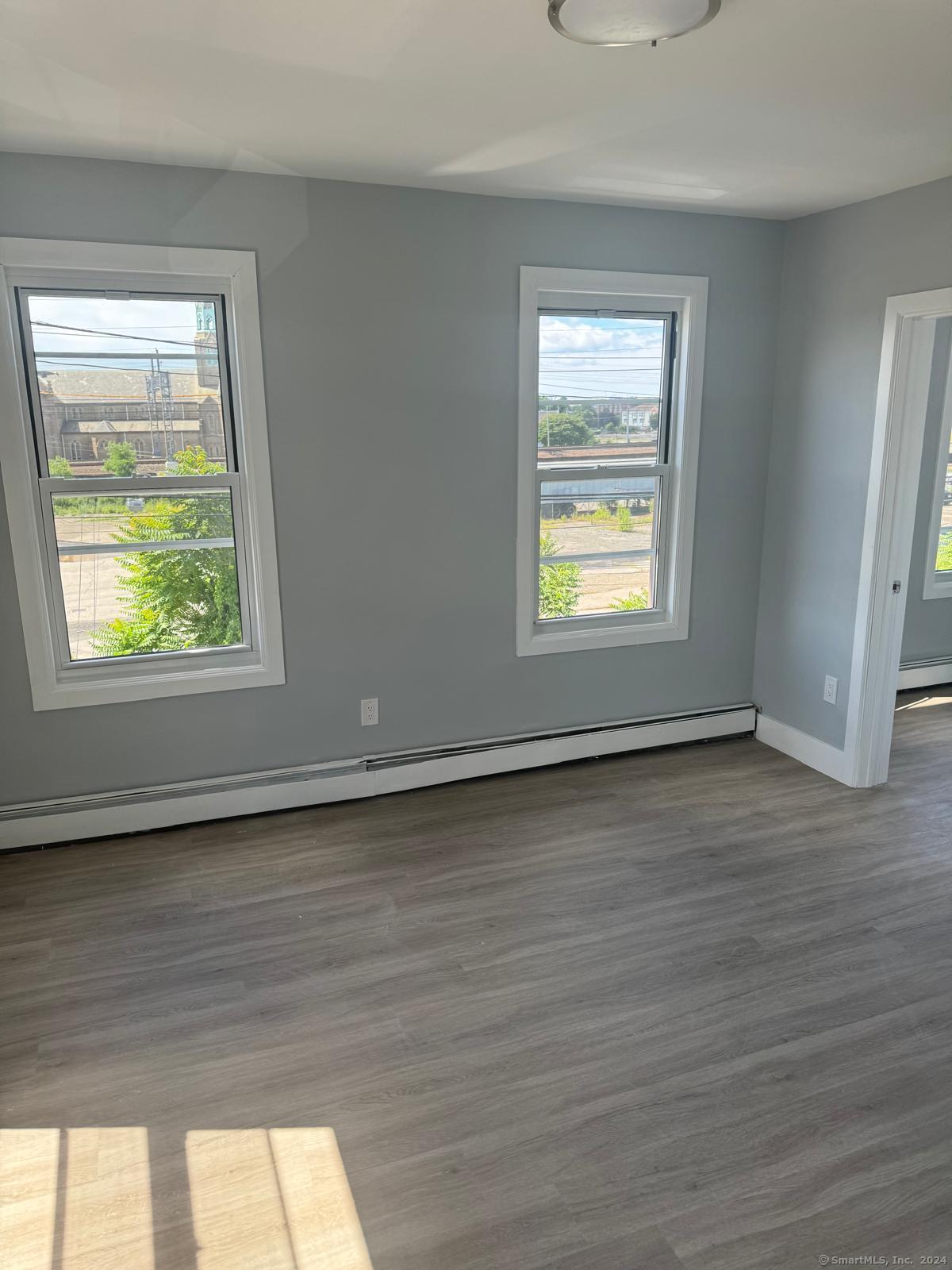 Barnum Avenue 1, Bridgeport, Connecticut - 3 Bedrooms  
1 Bathrooms  
6 Rooms - 