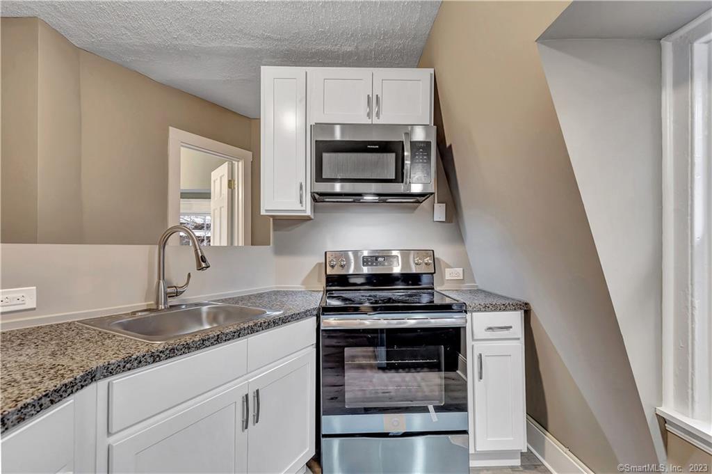 State St Street 3, New Haven, Connecticut - 2 Bedrooms  
1 Bathrooms  
4 Rooms - 