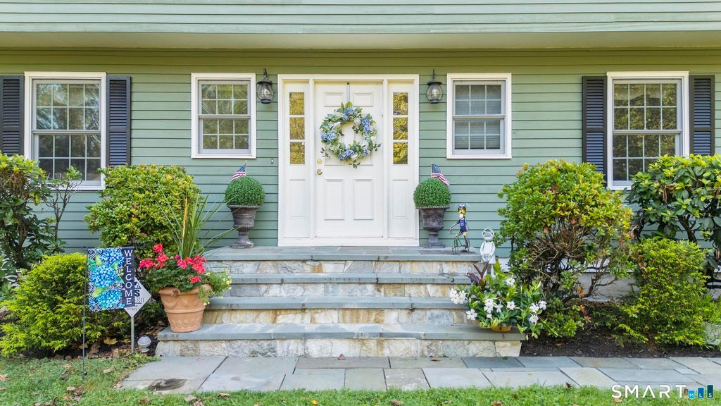 Photo of 10 Foxwood Road, Trumbull, CT 06611 (MLS # 24153319)